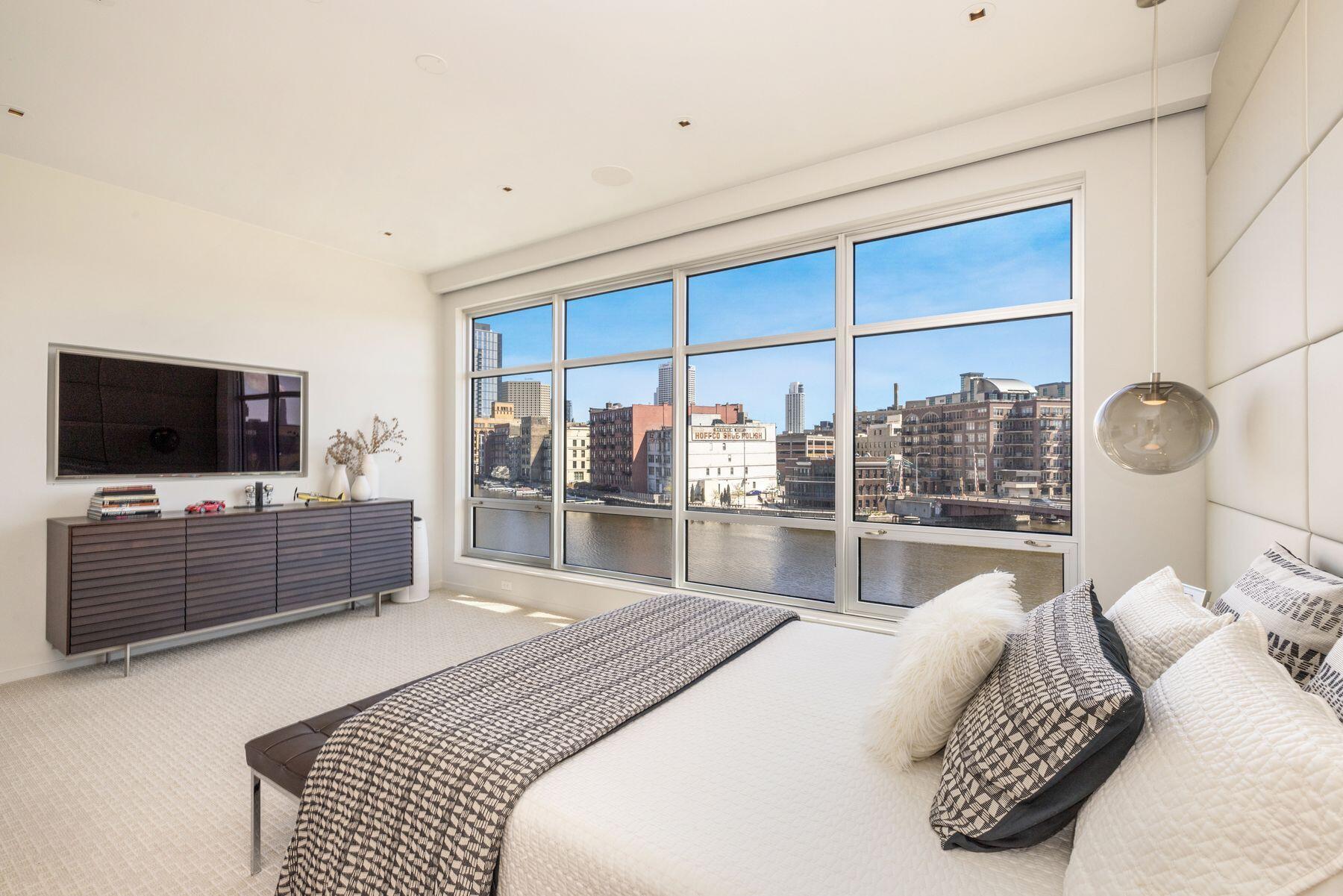 106 W Seeboth St 411