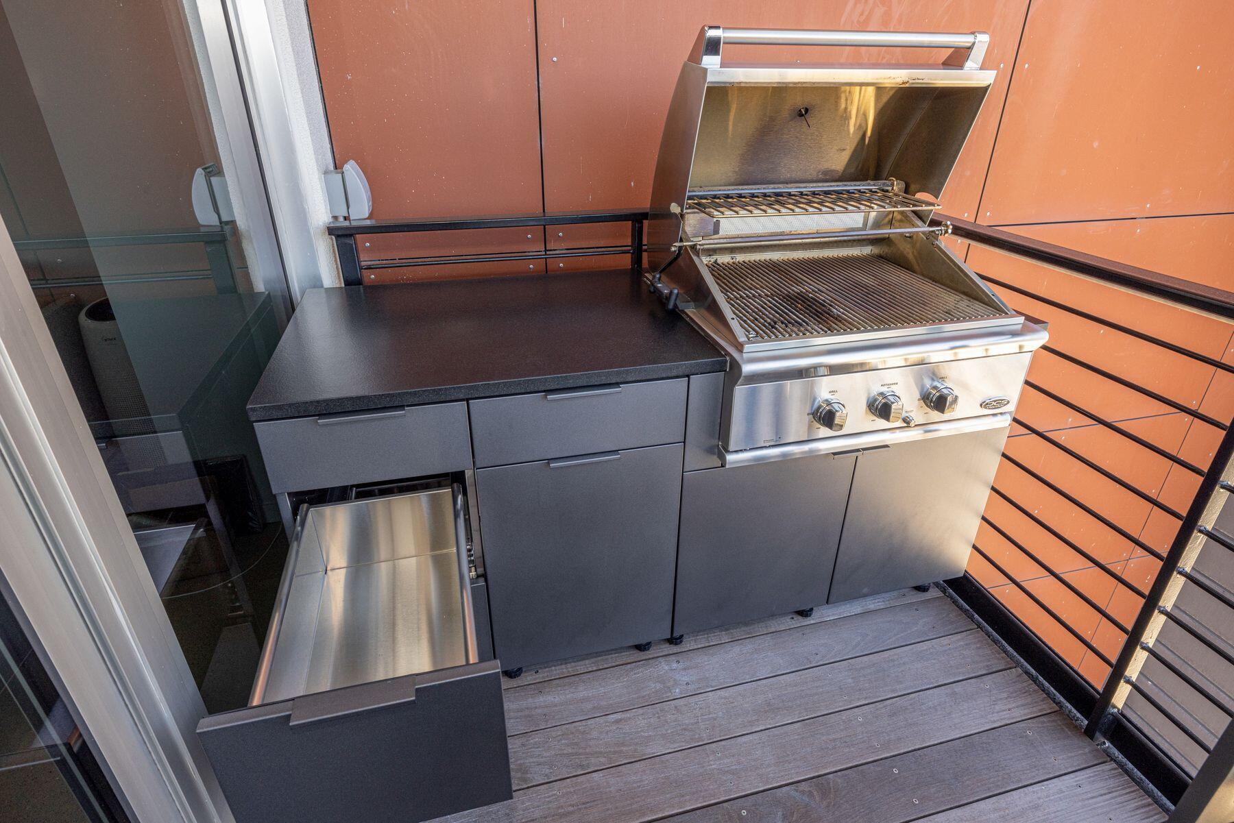 106 W Seeboth St 411