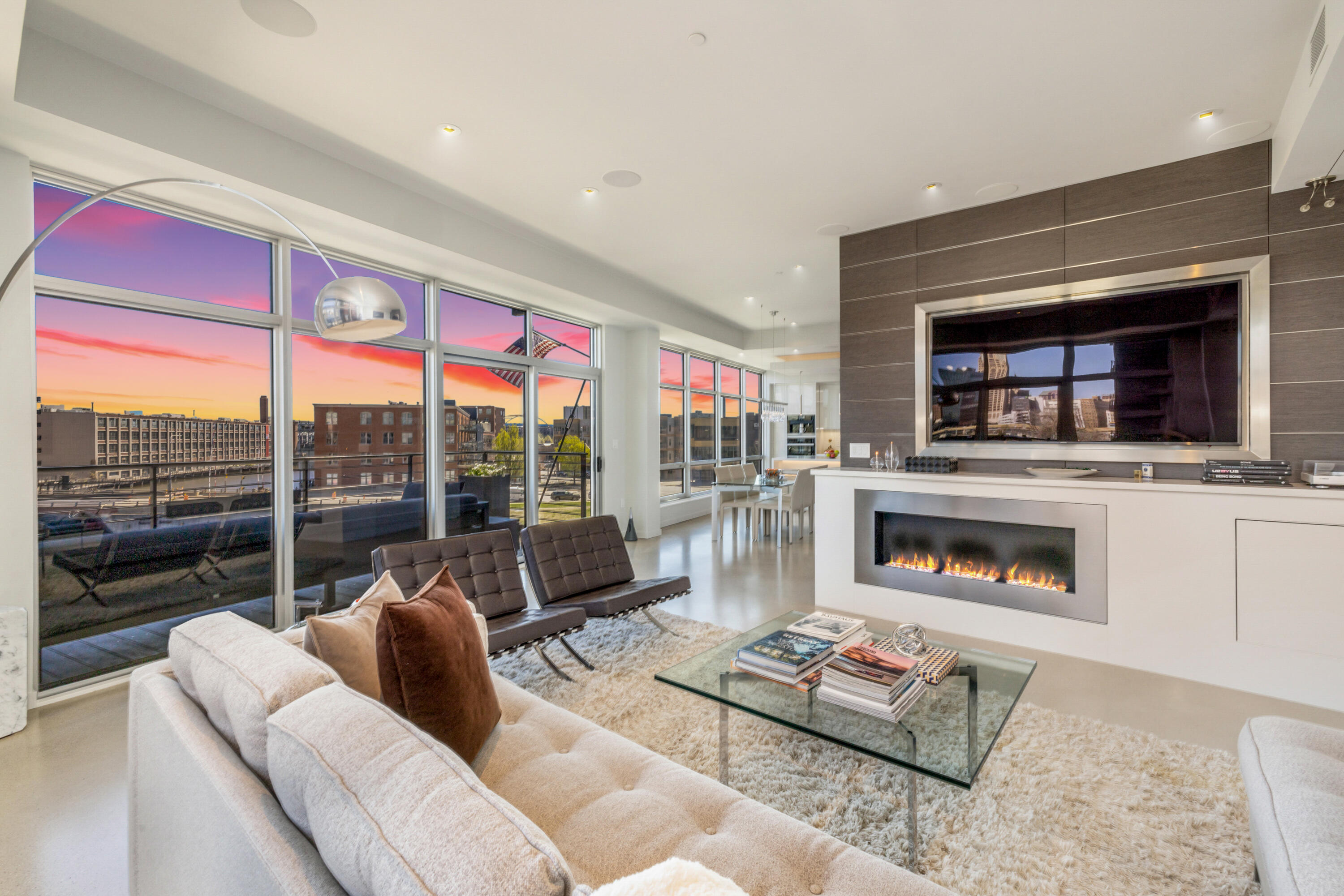 106 W Seeboth St 411