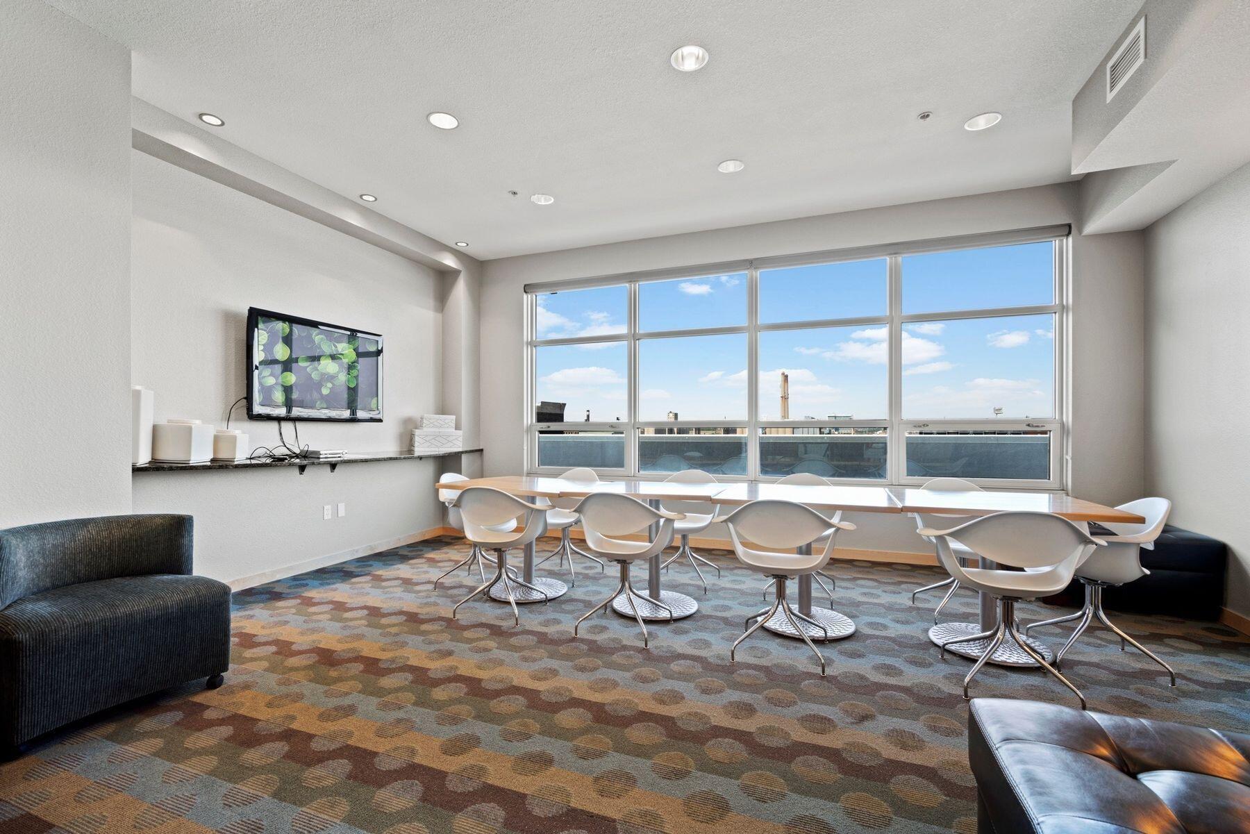 106 W Seeboth St 411