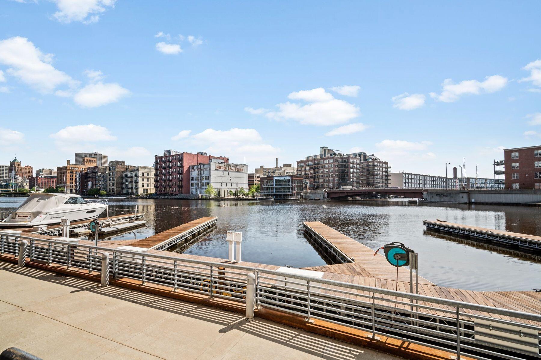106 W Seeboth St 411