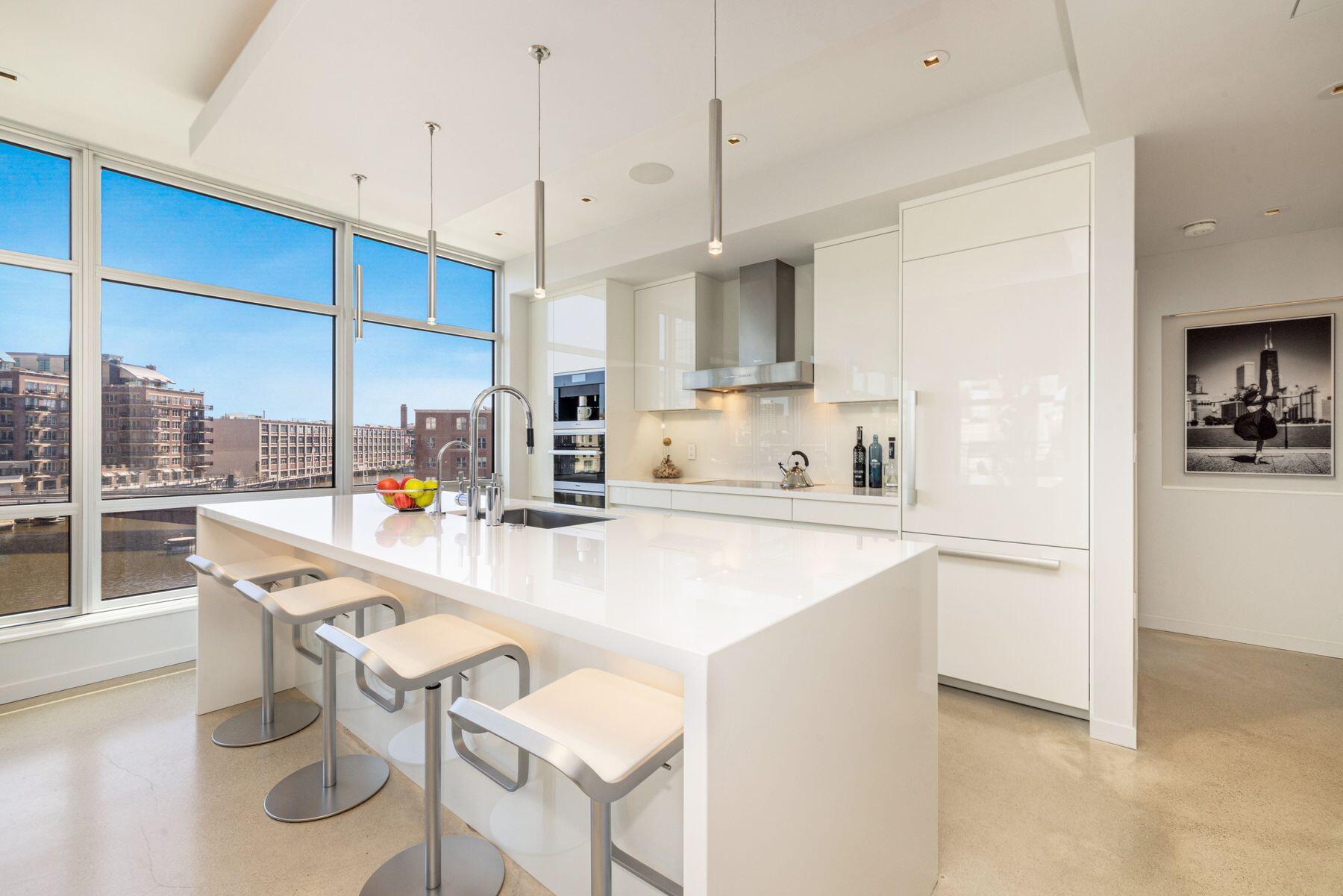 106 W Seeboth St 411