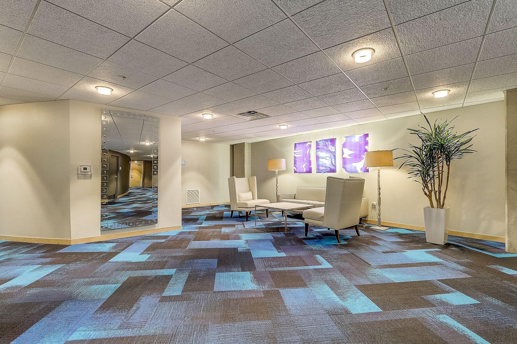106 W Seeboth St 411