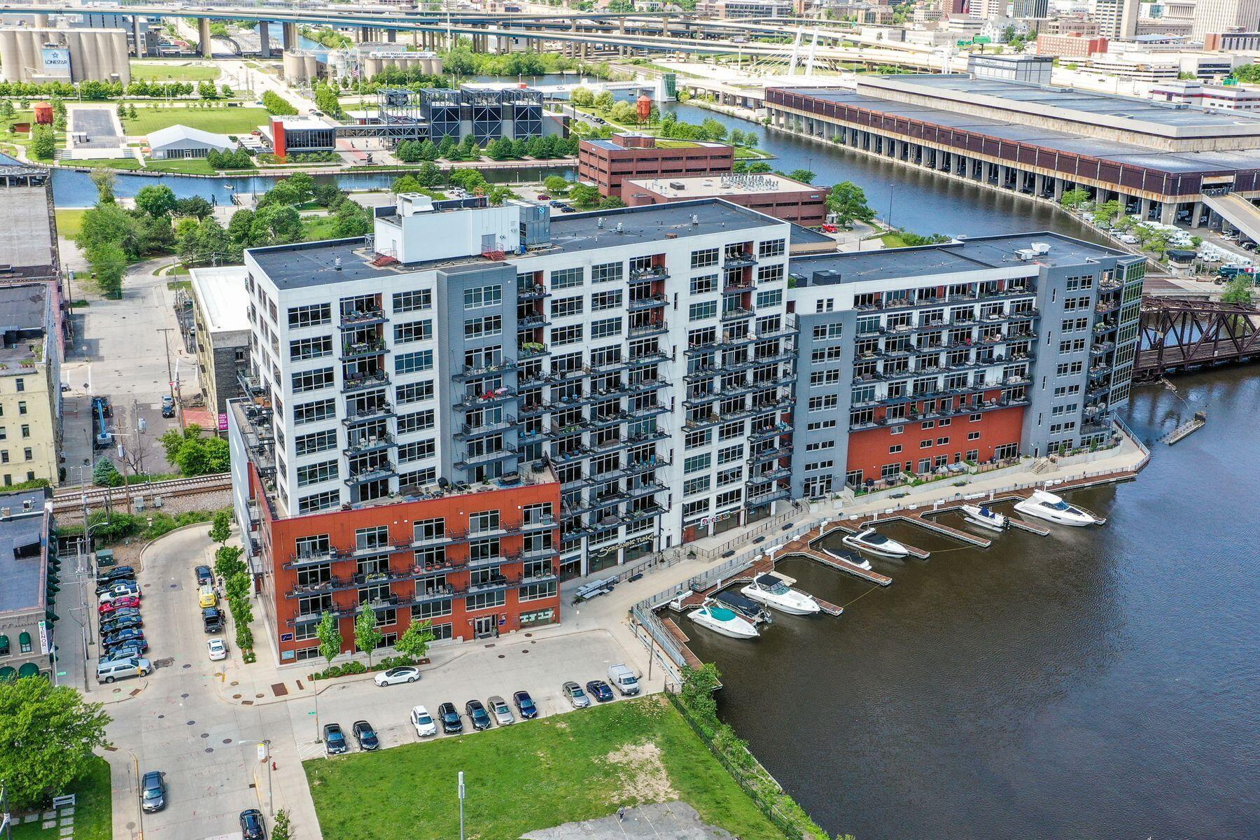 106 W Seeboth St 411