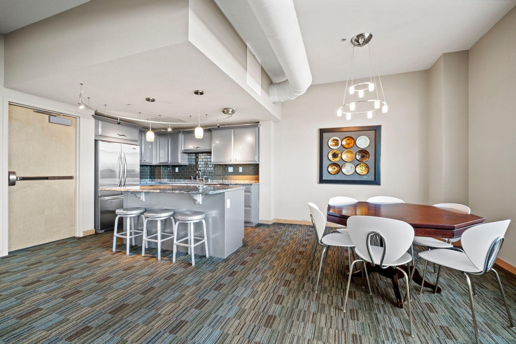 106 W Seeboth St 411