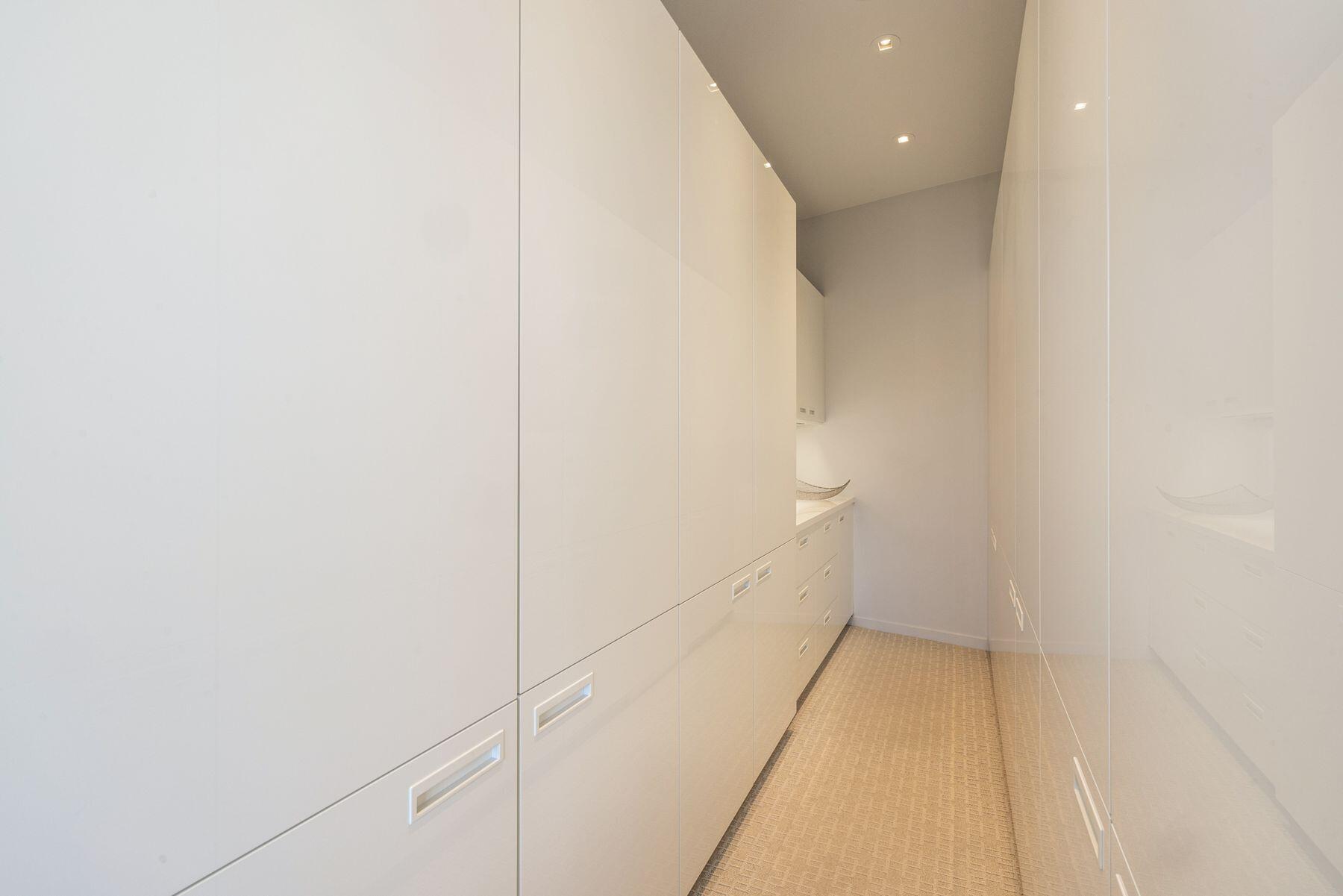 106 W Seeboth St 411