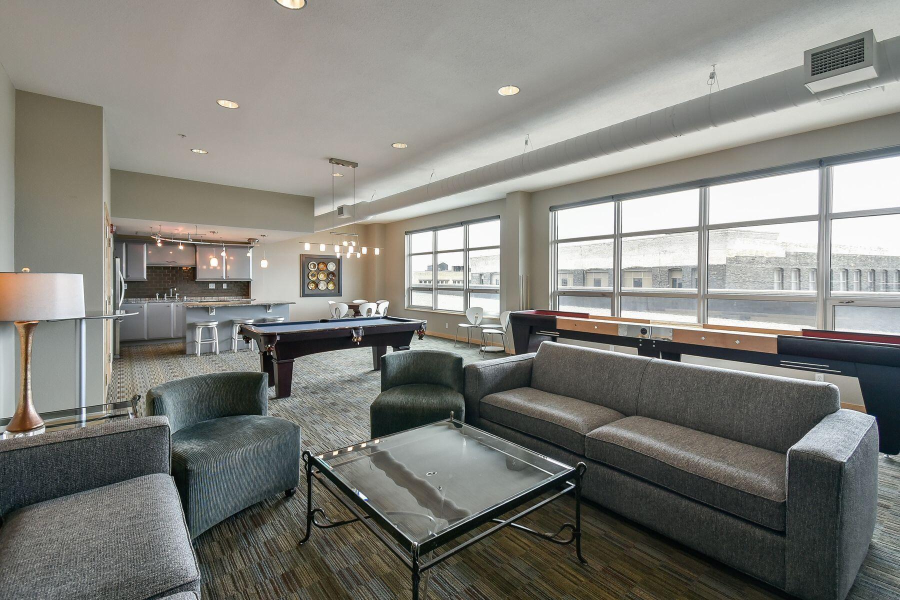 106 W Seeboth St 411