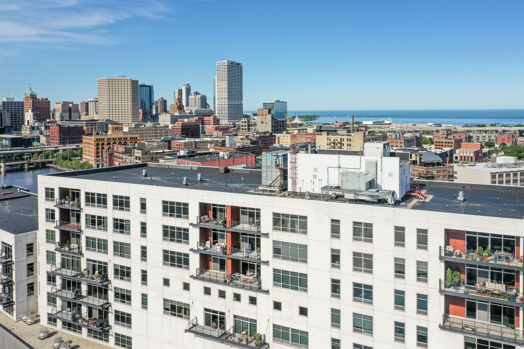 106 W Seeboth St 411