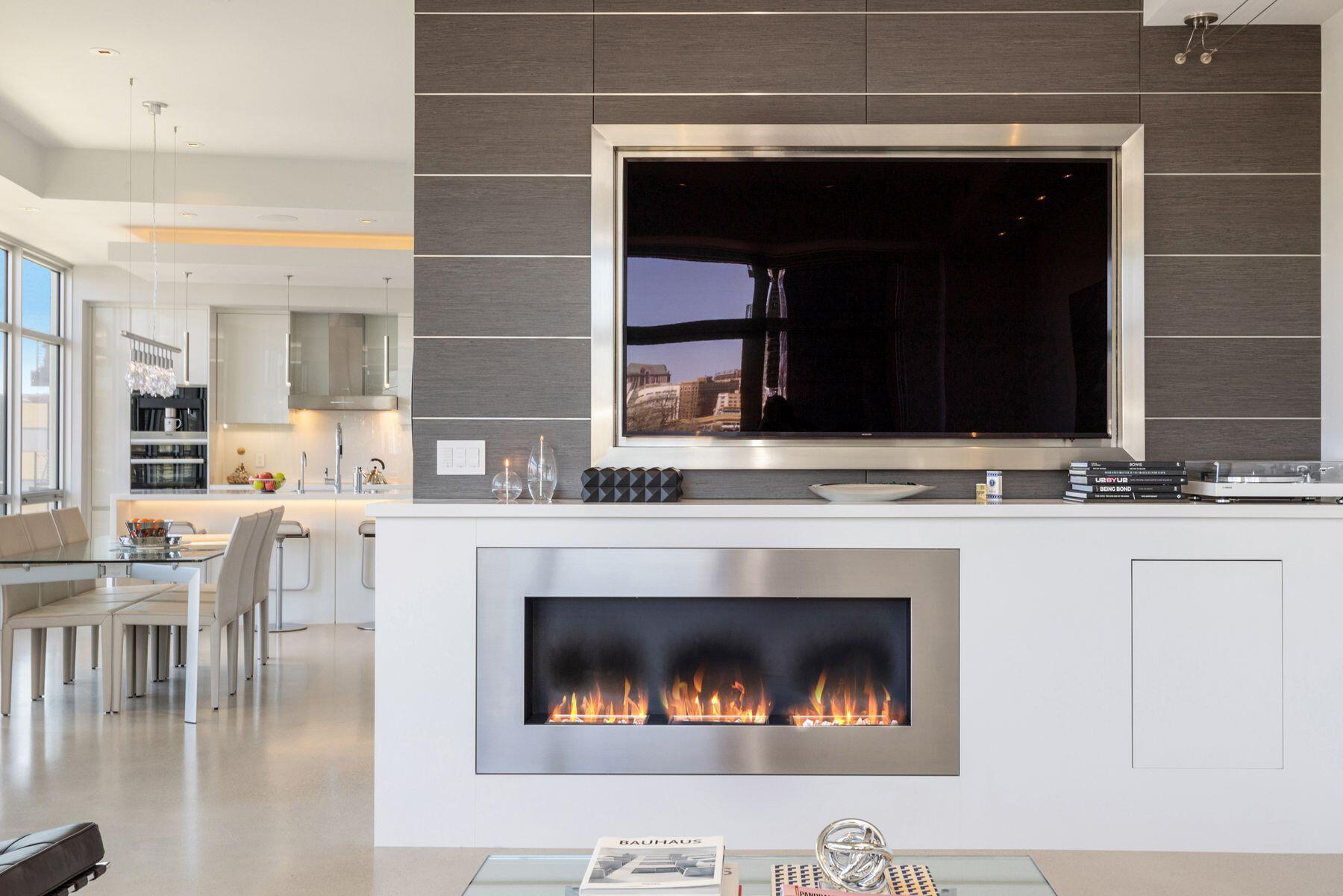 106 W Seeboth St 411