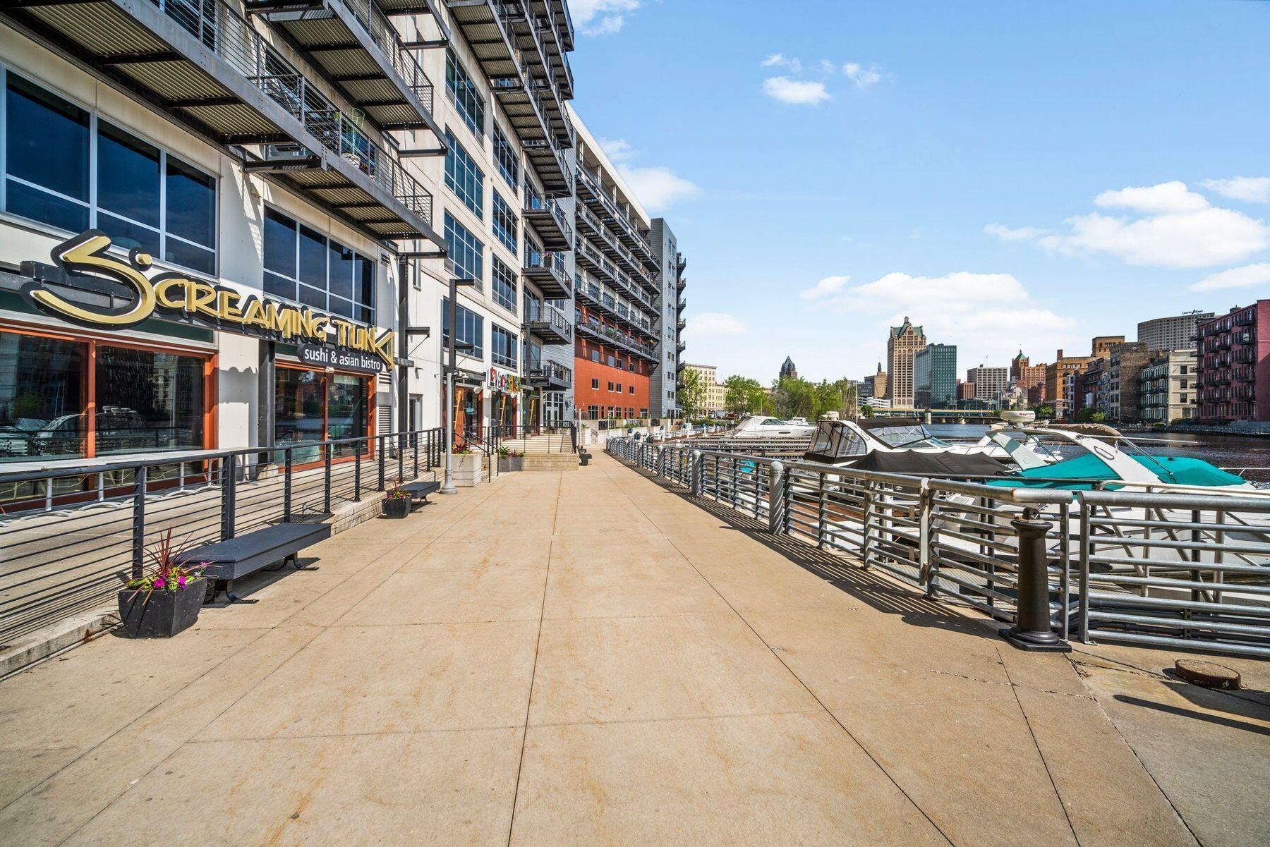 106 W Seeboth St 411