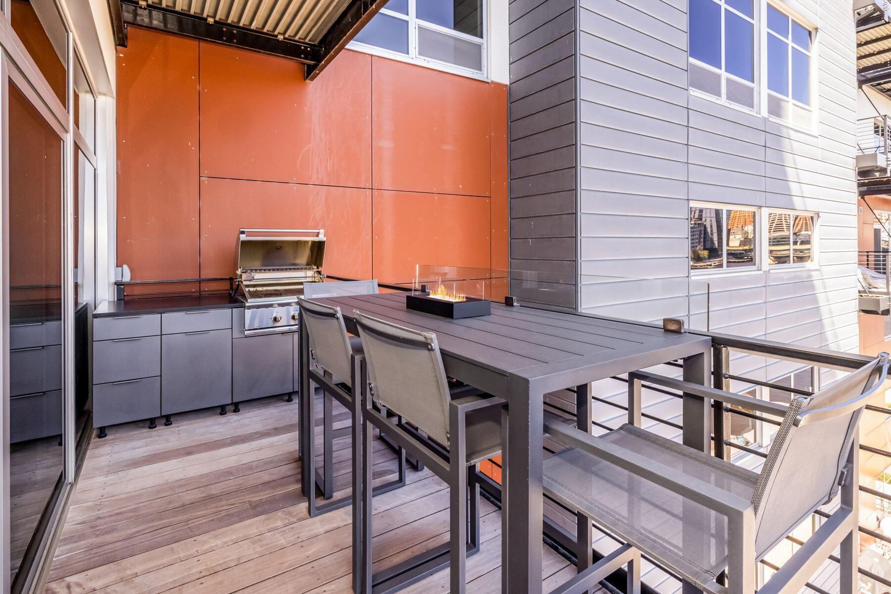 106 W Seeboth St 411