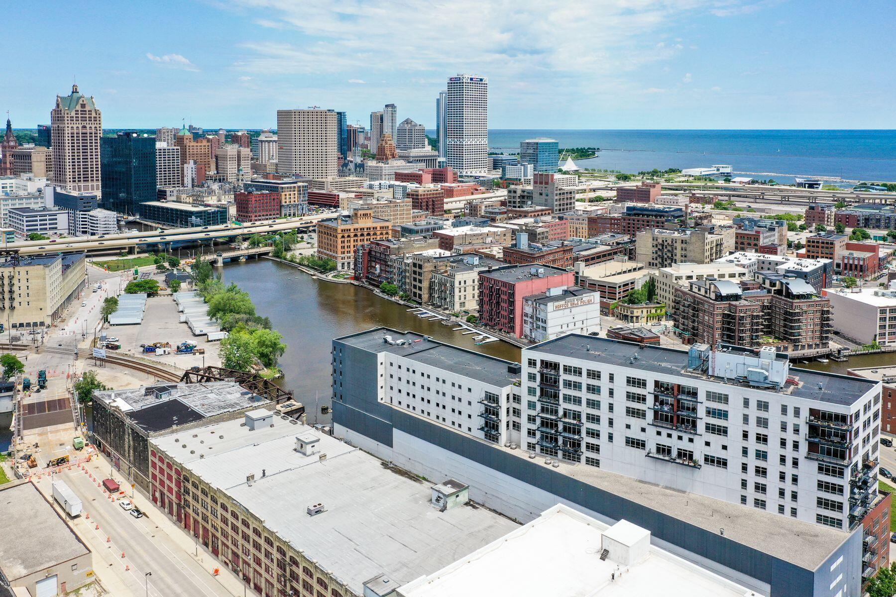 106 W Seeboth St 411
