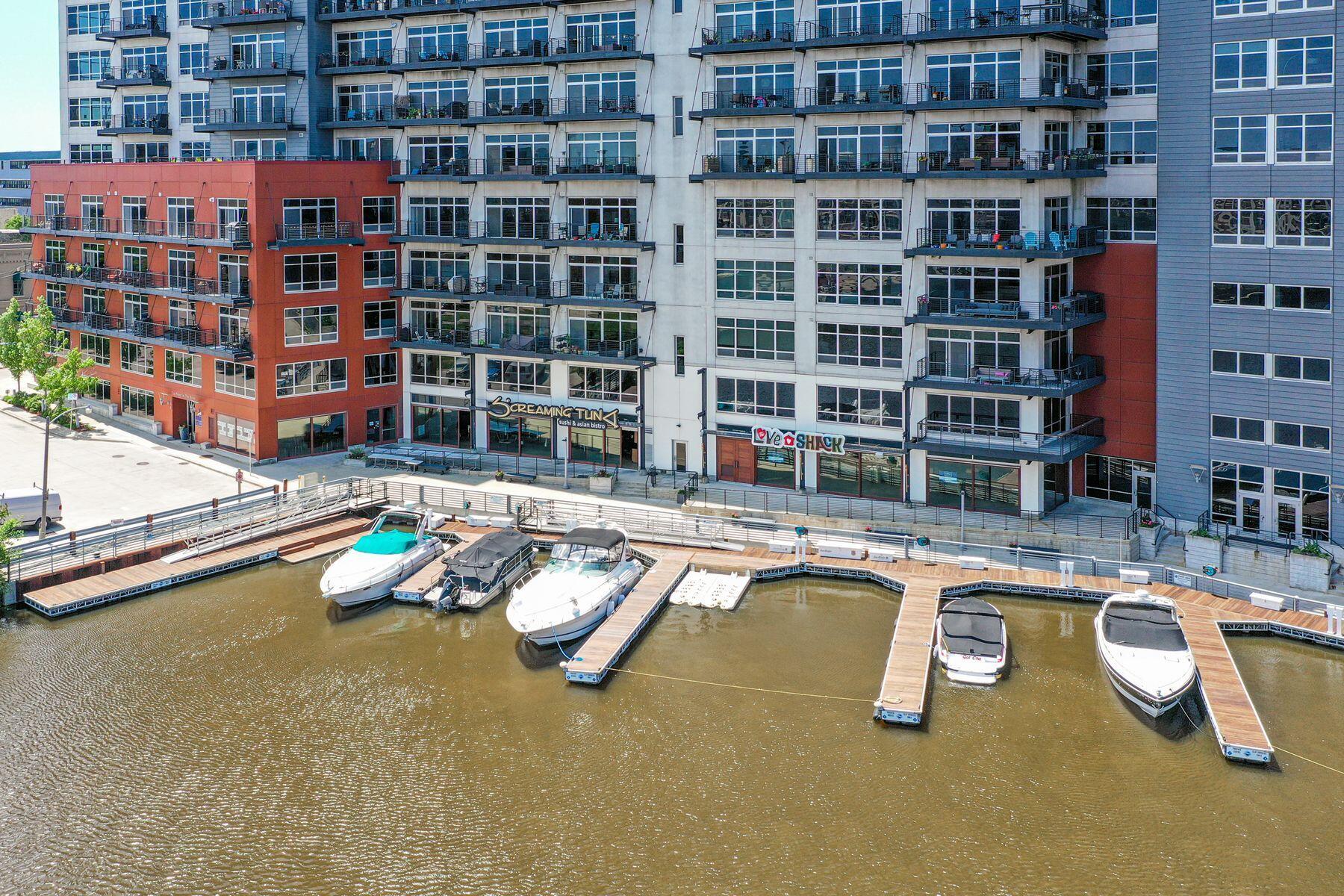 106 W Seeboth St 411