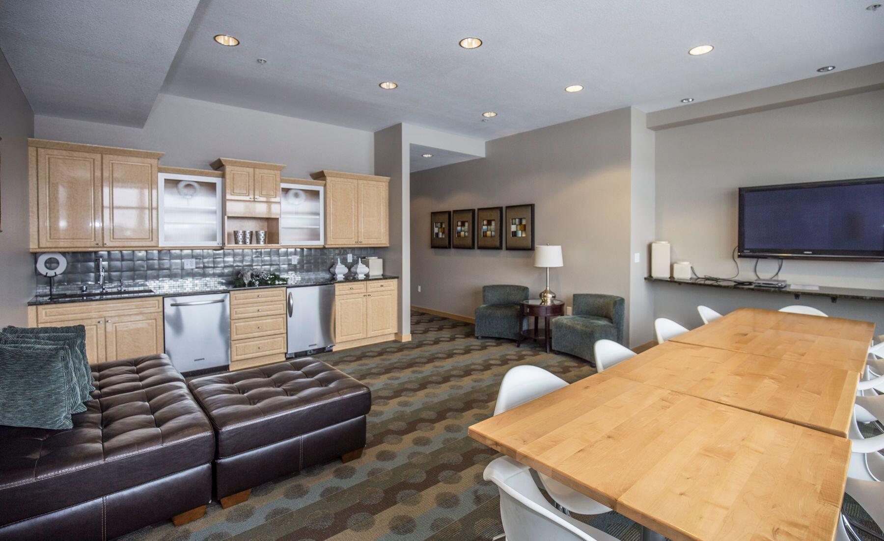 106 W Seeboth St 411