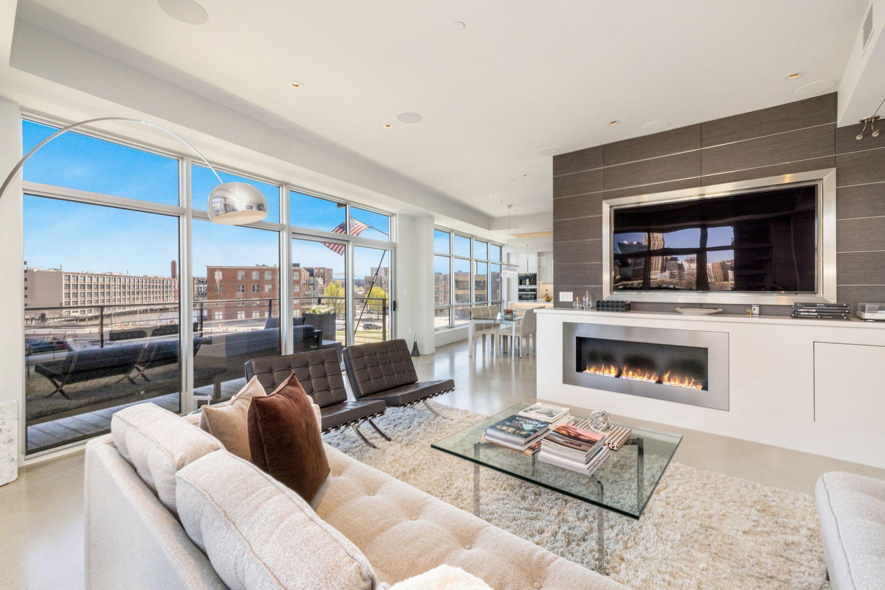 106 W Seeboth St 411
