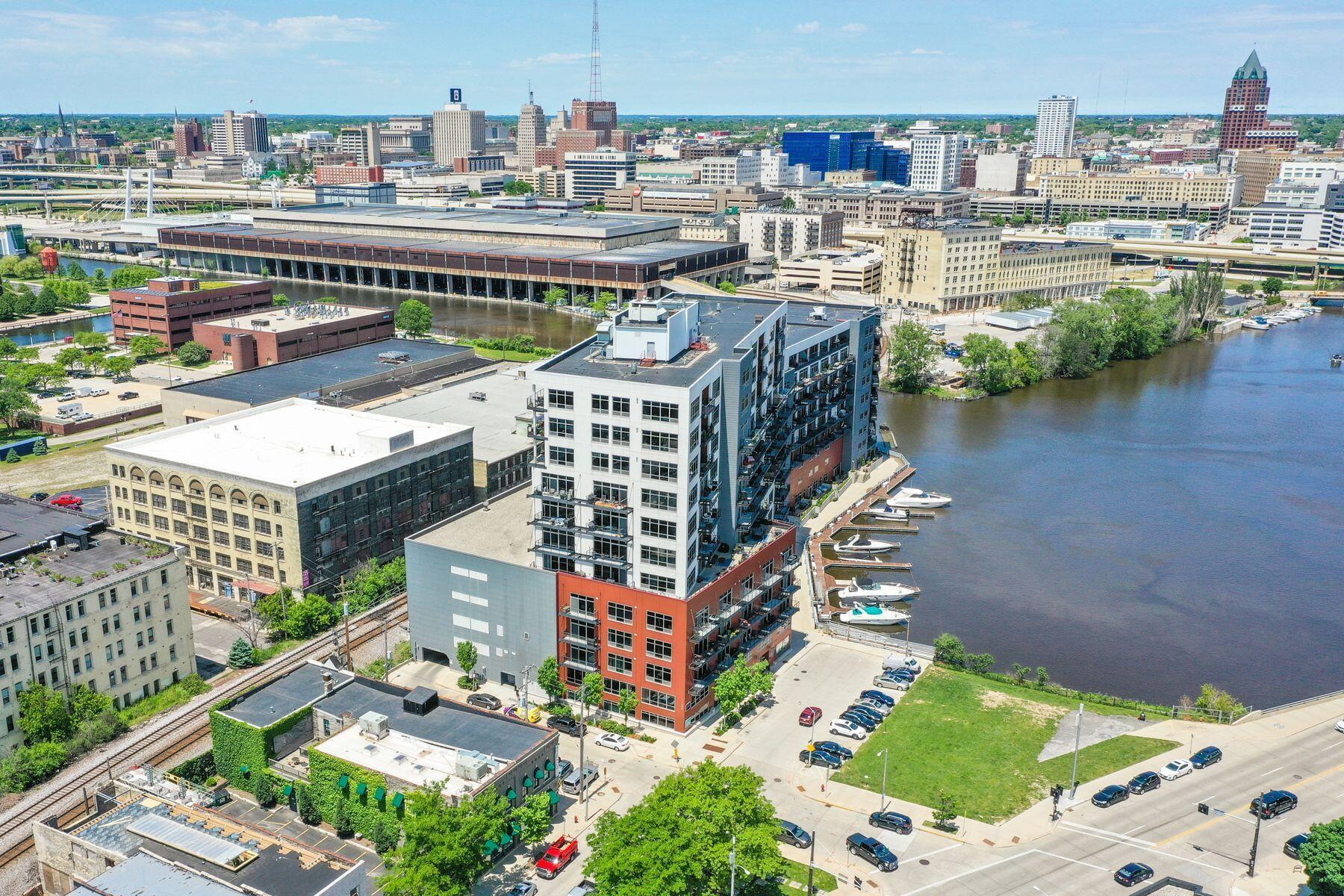106 W Seeboth St 411