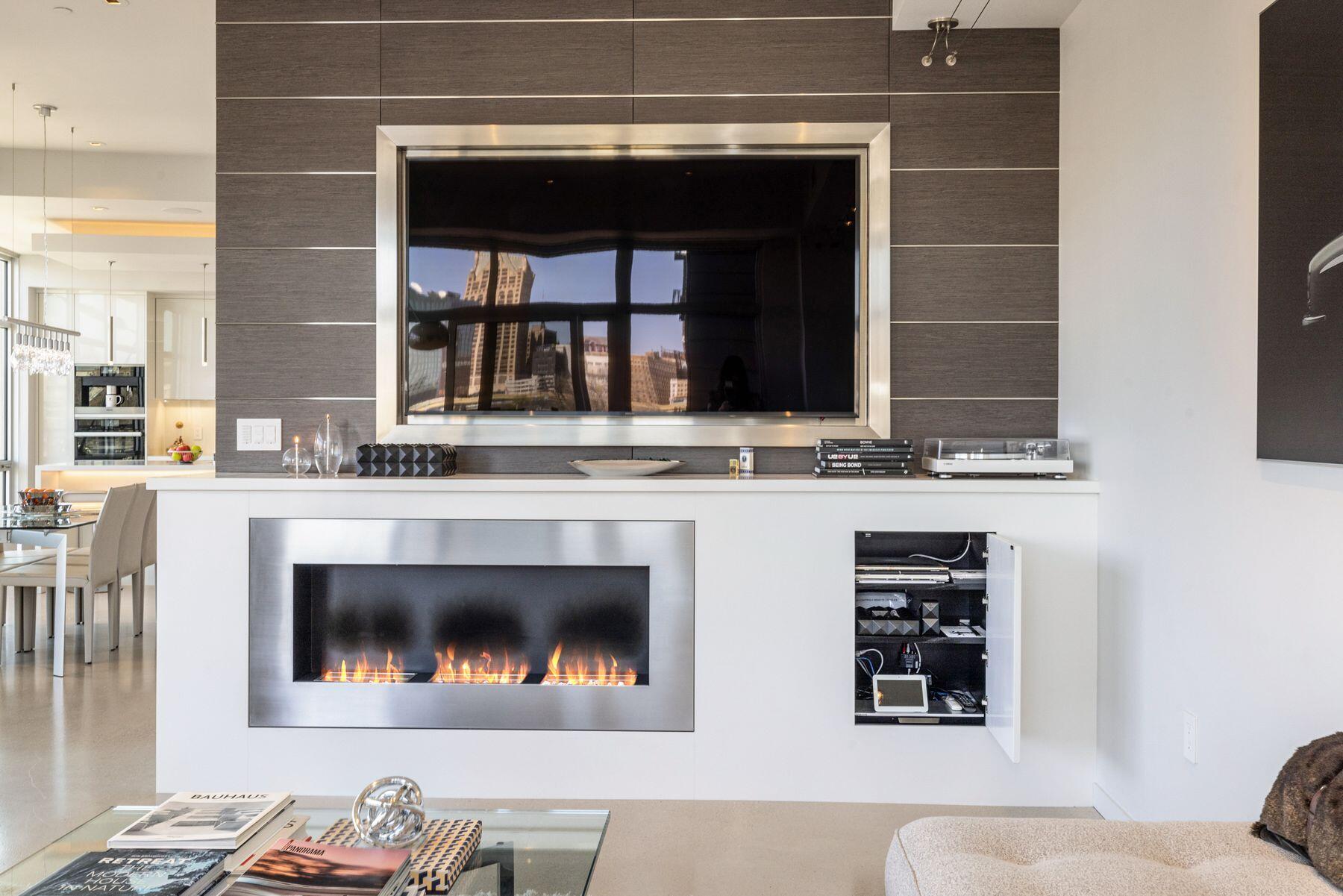 106 W Seeboth St 411