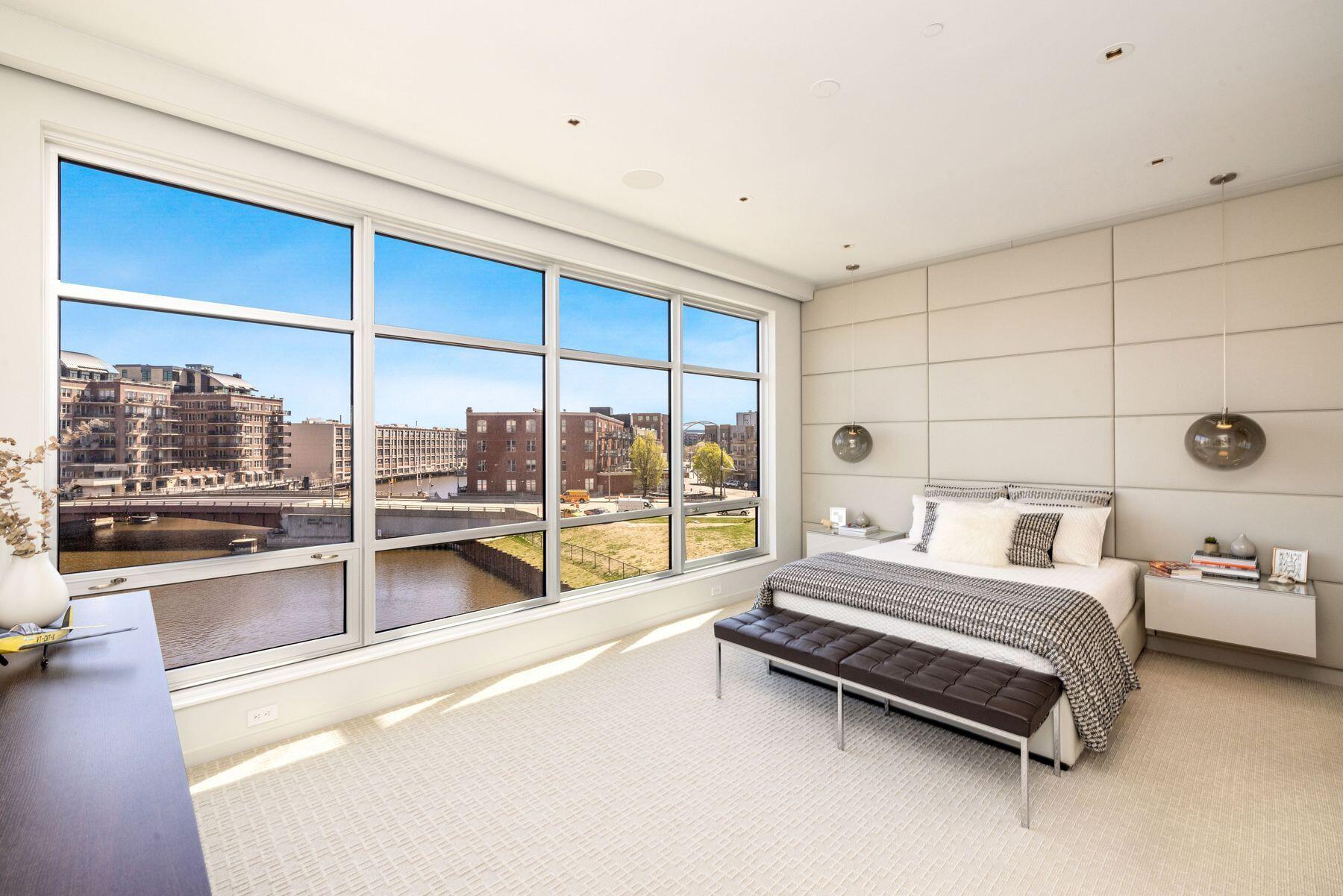 106 W Seeboth St 411