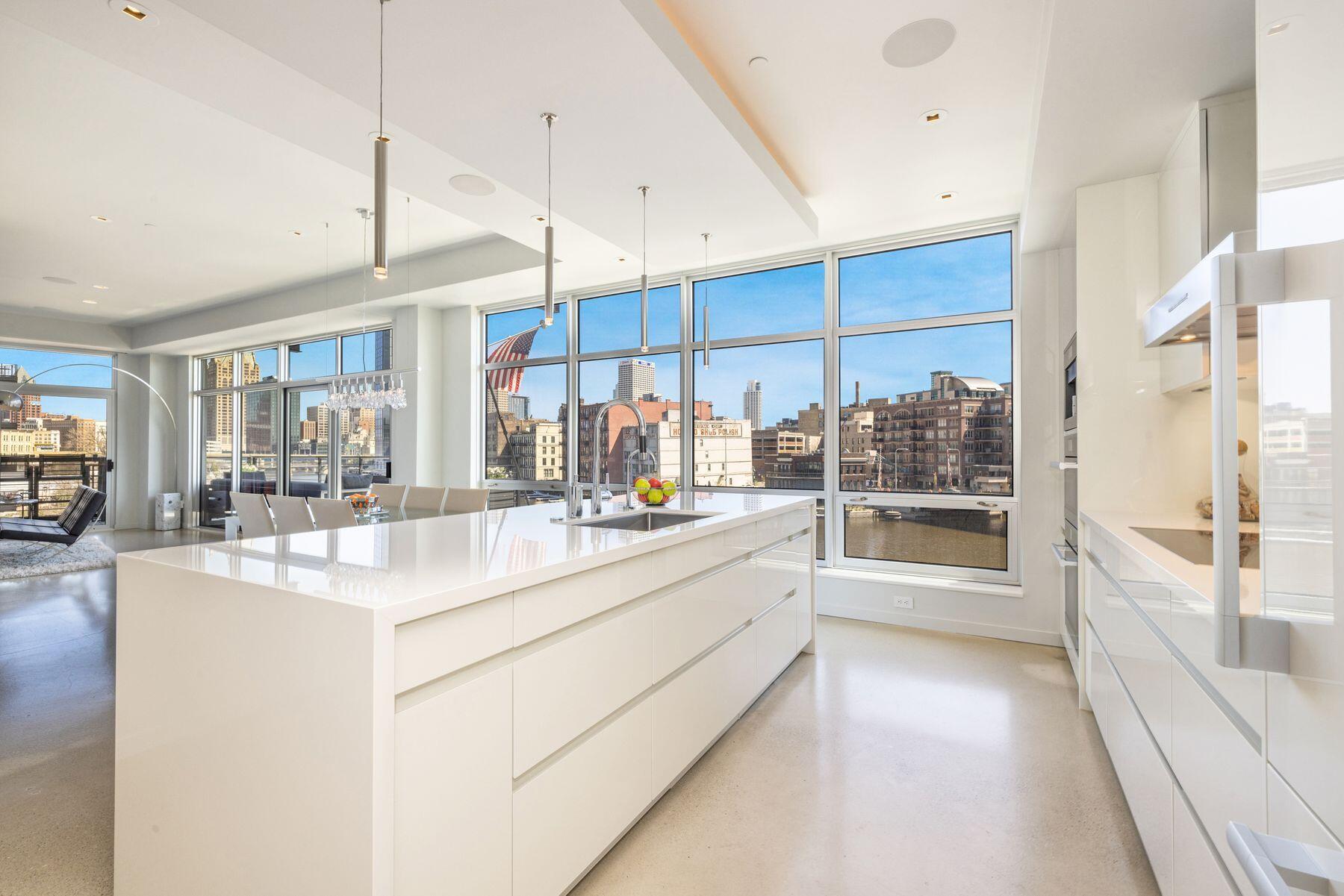 106 W Seeboth St 411