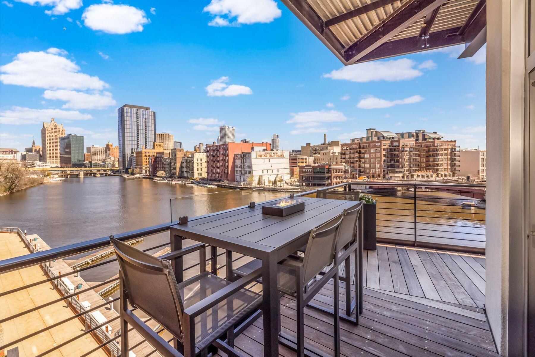 106 W Seeboth St 411