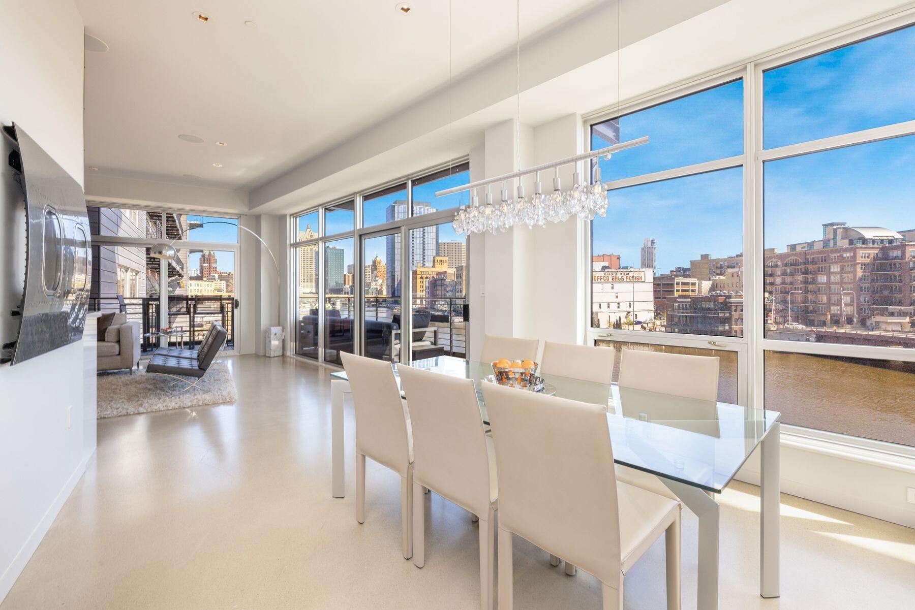 106 W Seeboth St 411