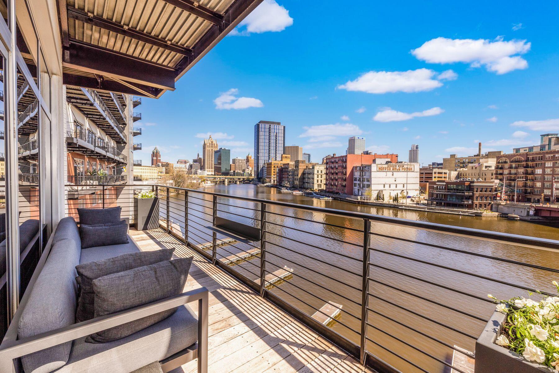 106 W Seeboth St 411