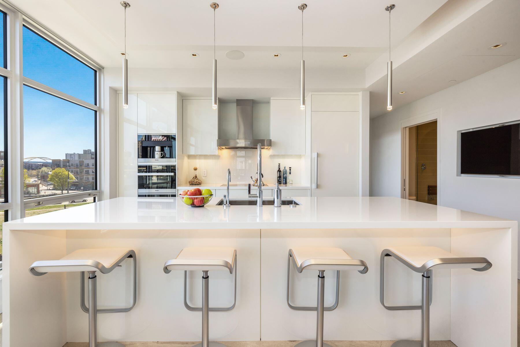 106 W Seeboth St 411