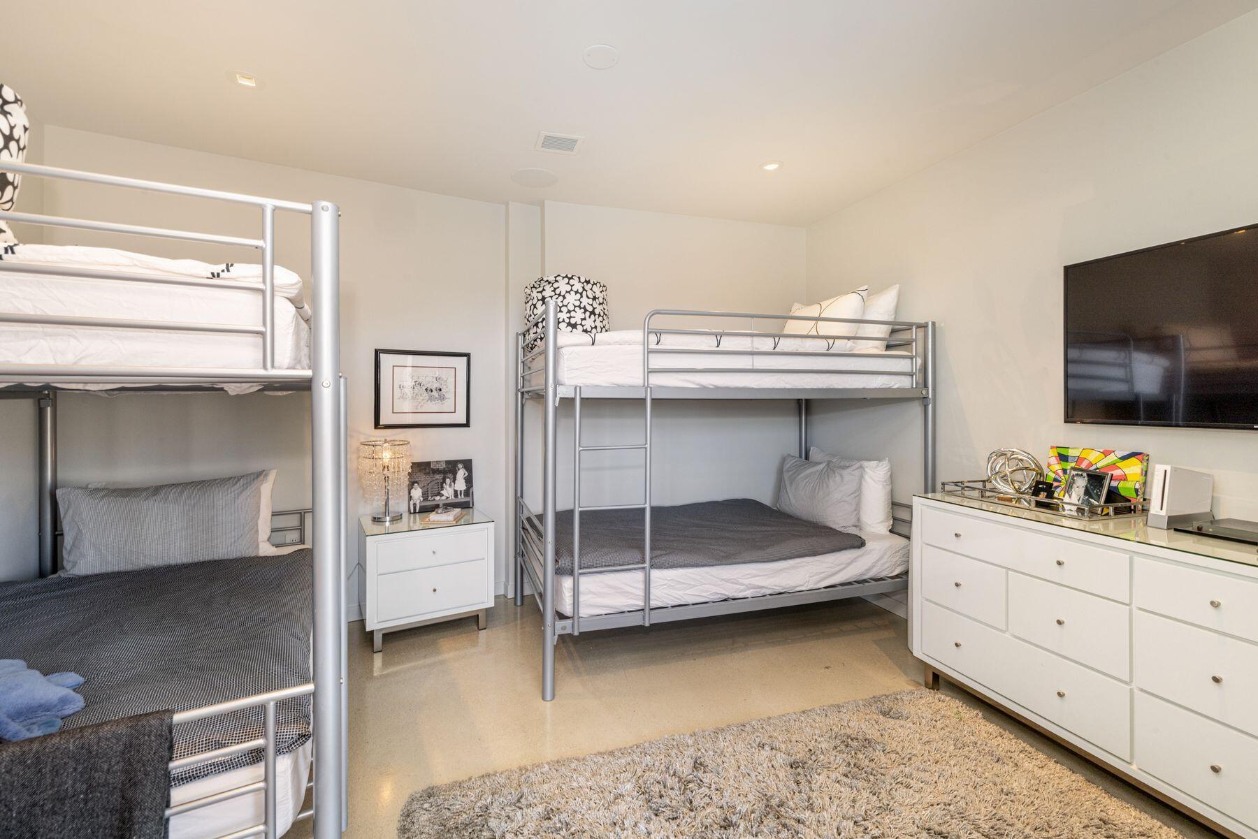 106 W Seeboth St 411