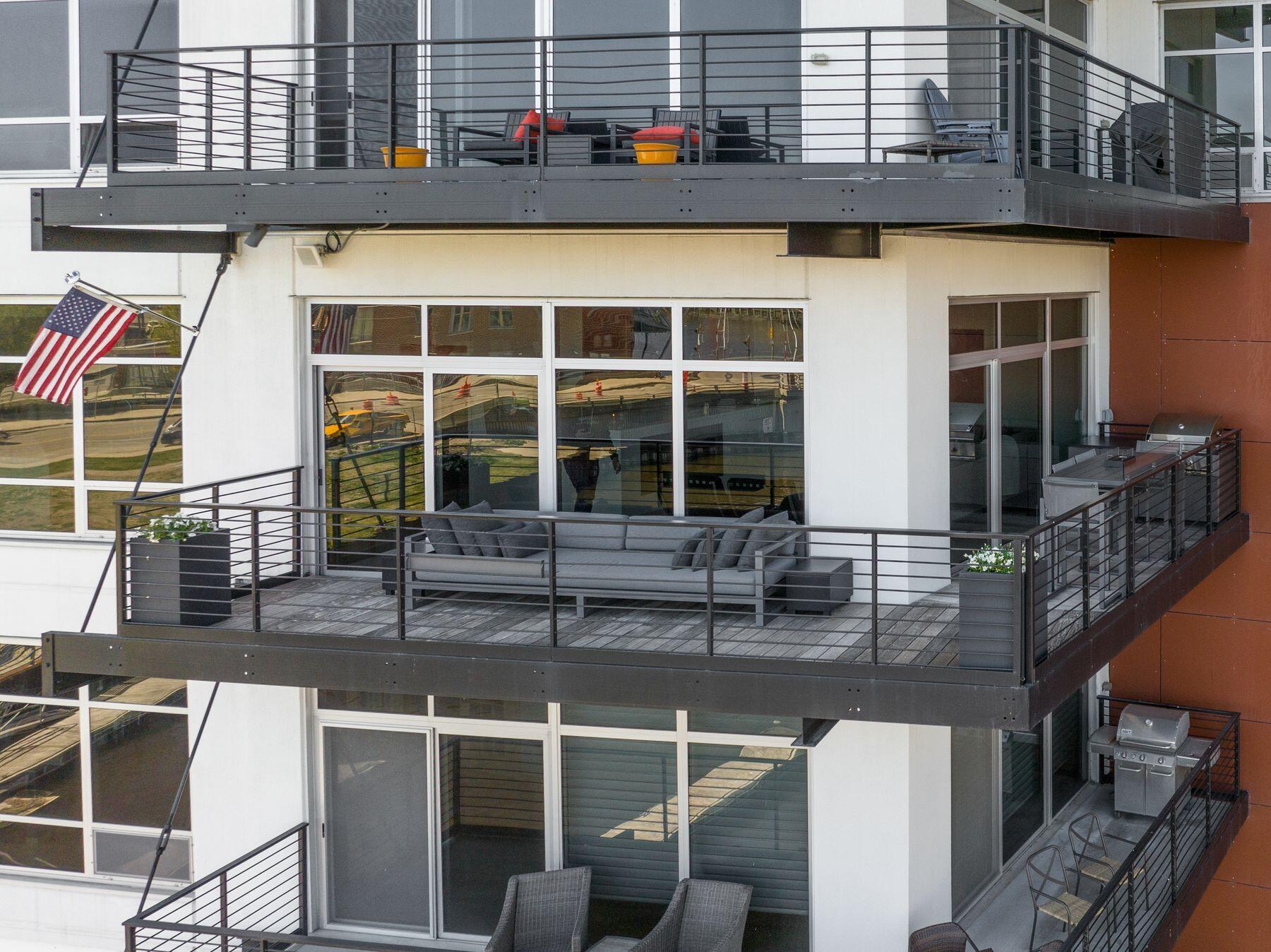 106 W Seeboth St 411