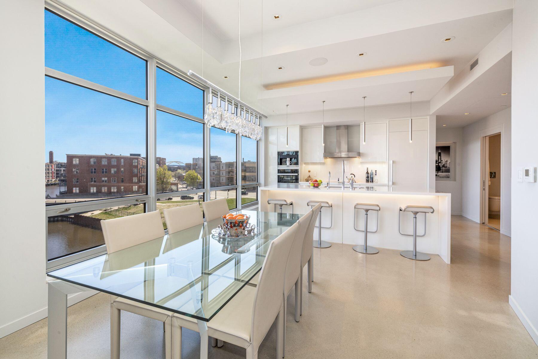 106 W Seeboth St 411