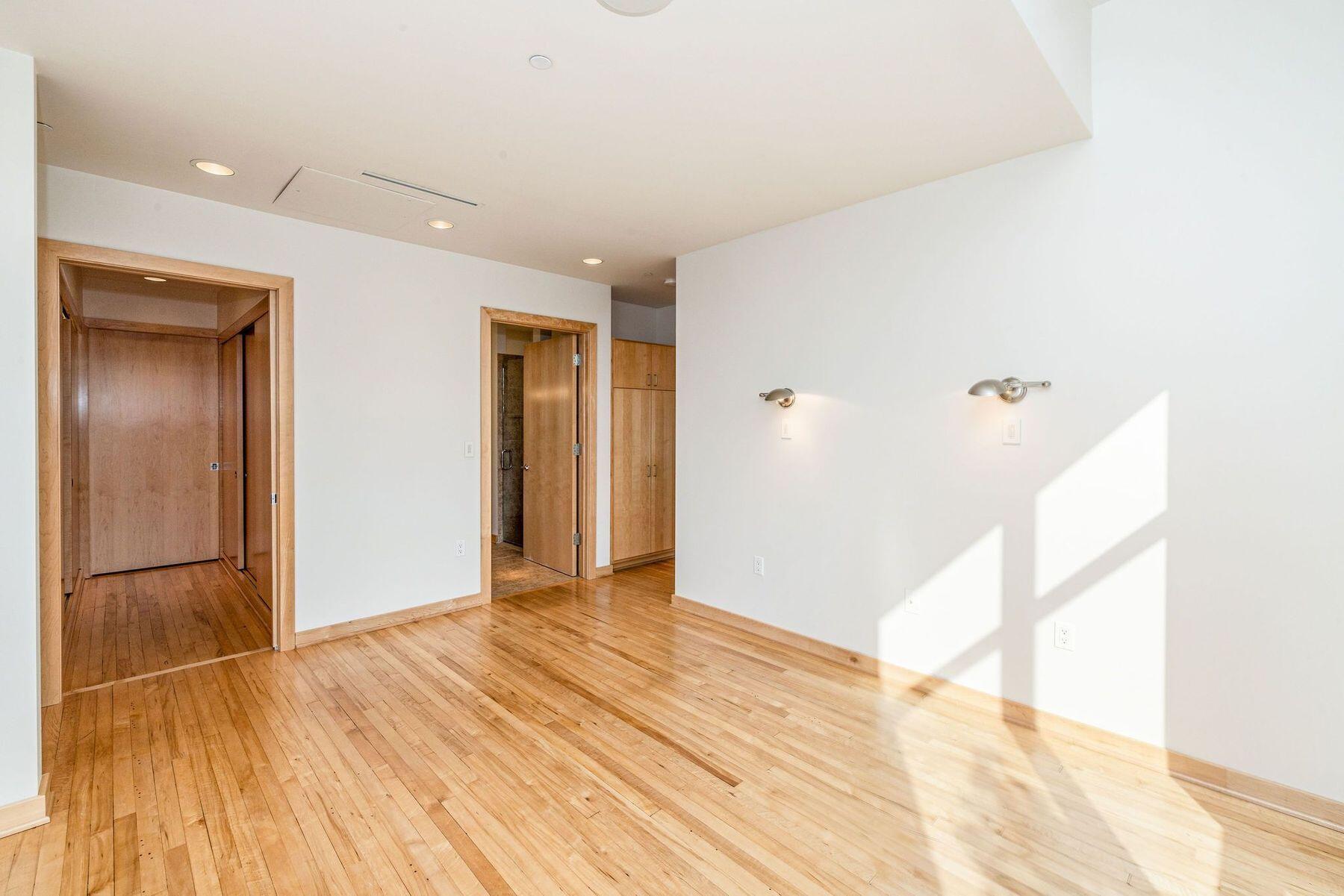 106 W Seeboth St 118