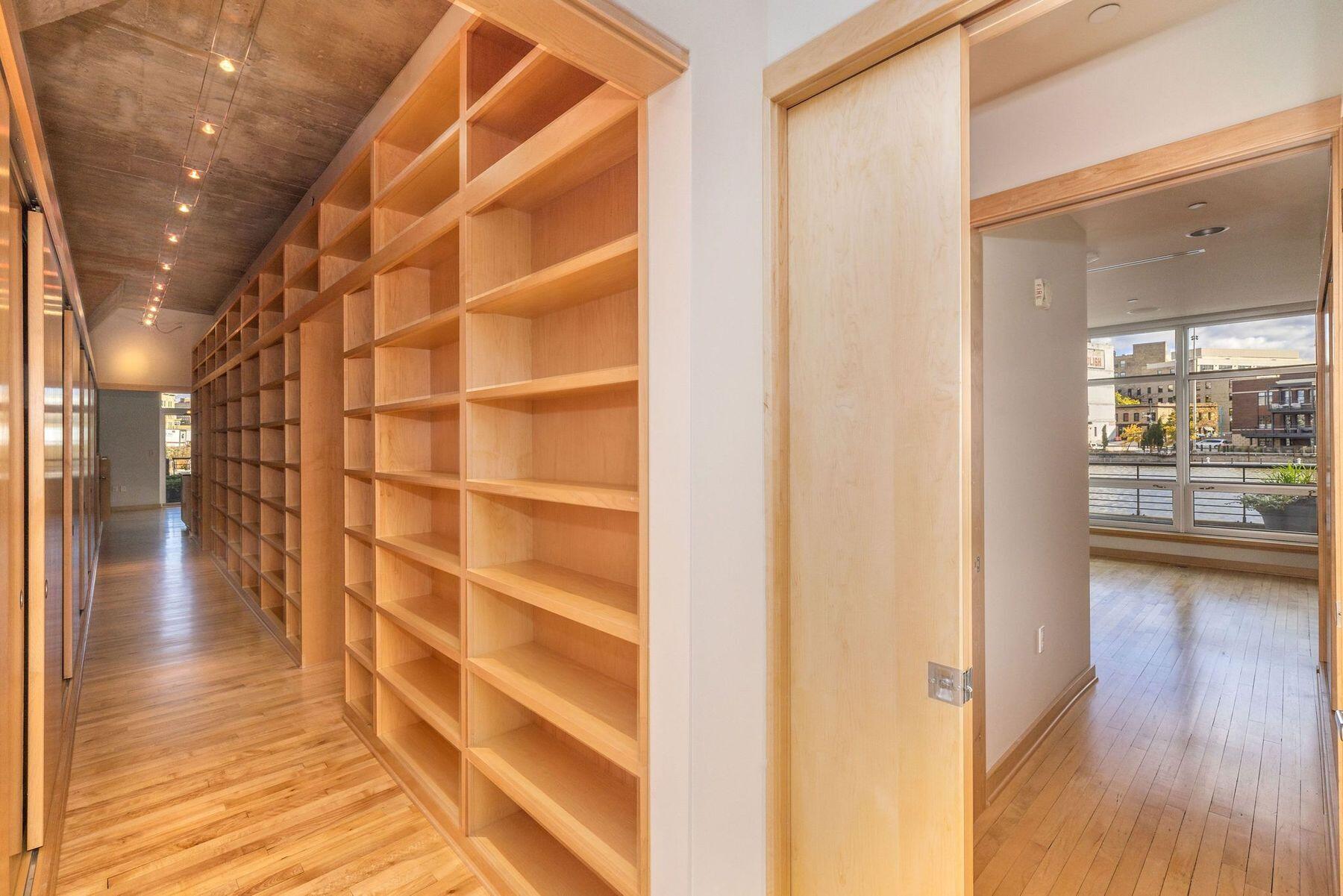 106 W Seeboth St 118