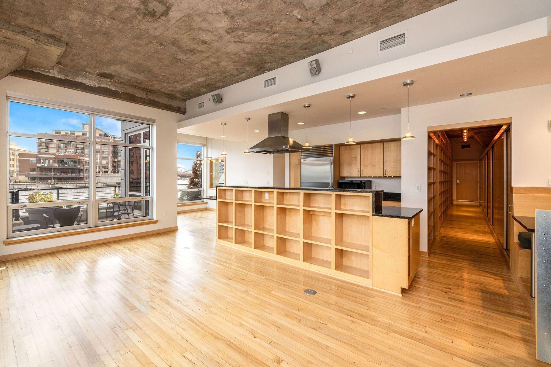 106 W Seeboth St 118