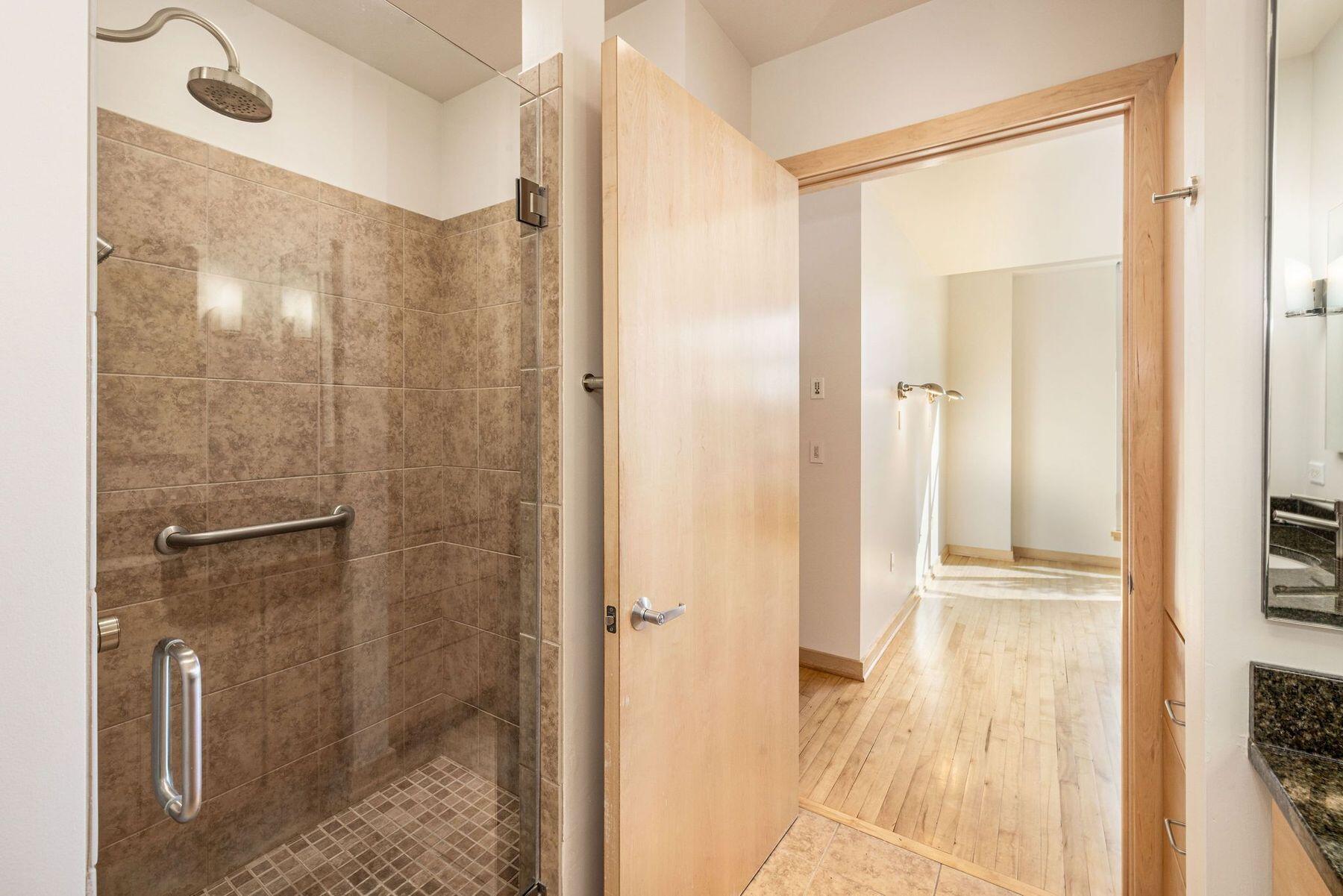 106 W Seeboth St 118