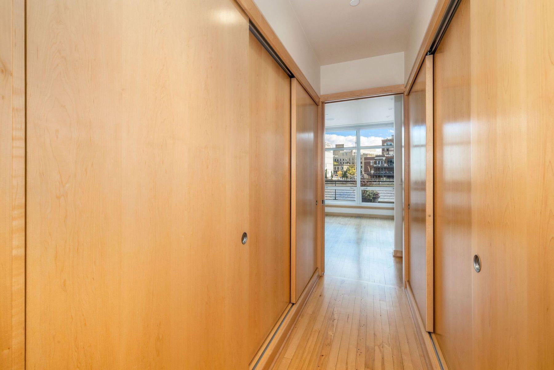 106 W Seeboth St 118