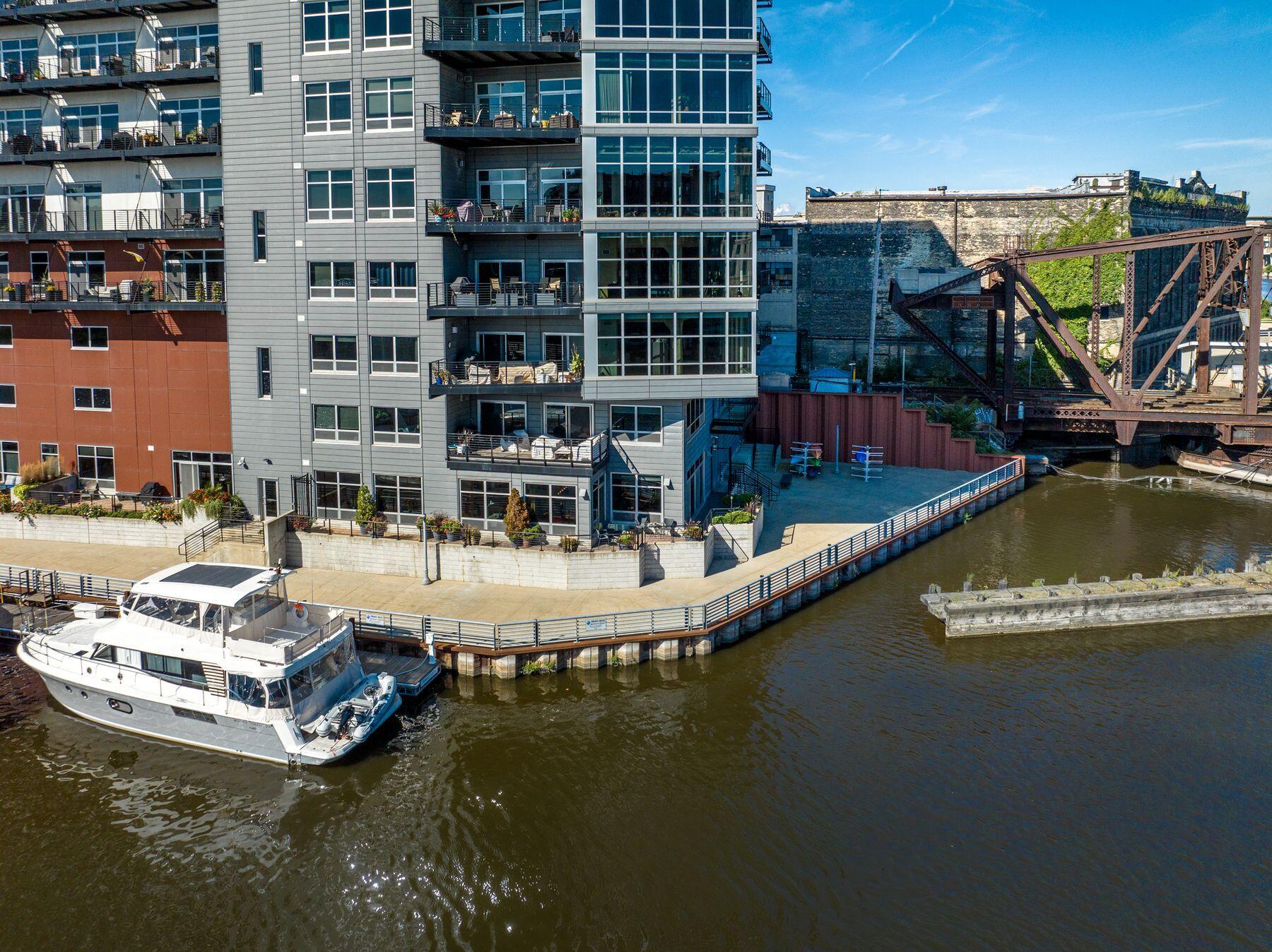 106 W Seeboth St 118