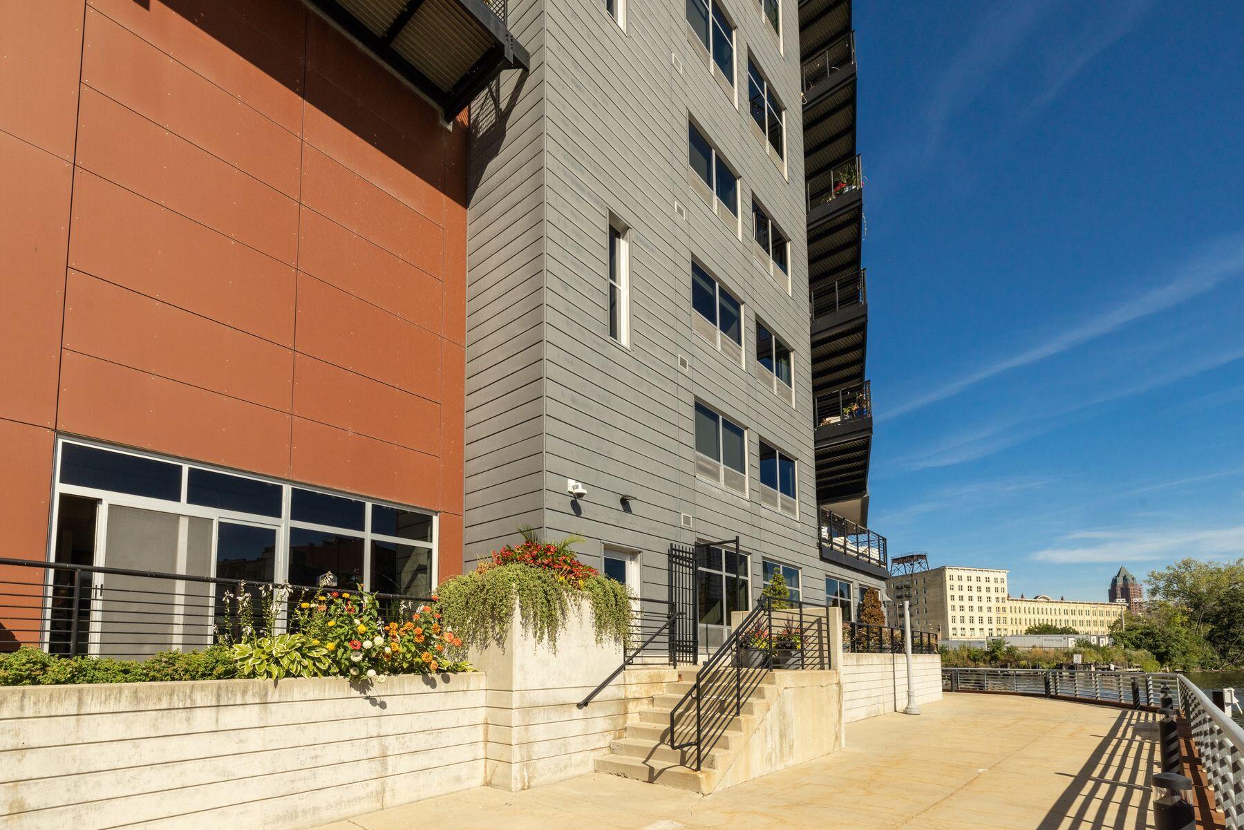 106 W Seeboth St 118