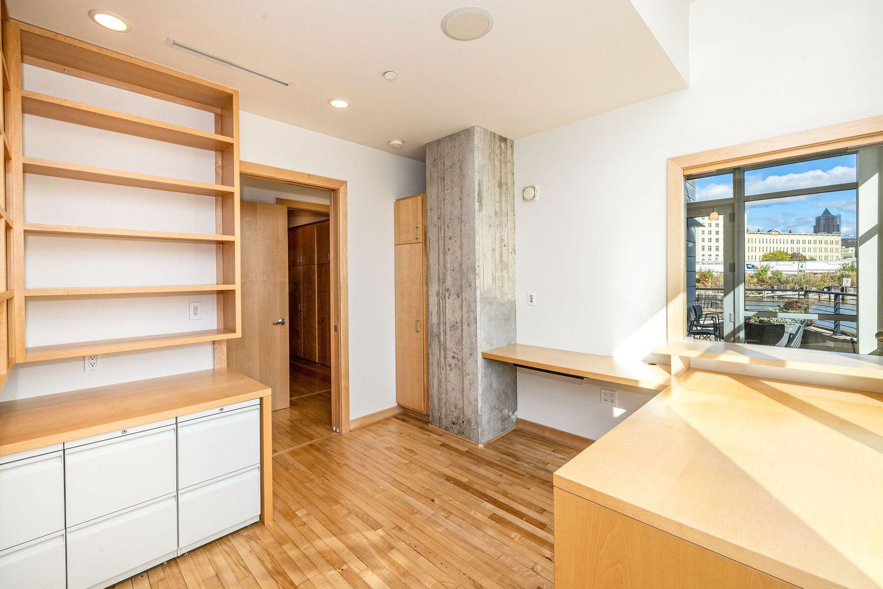 106 W Seeboth St 118