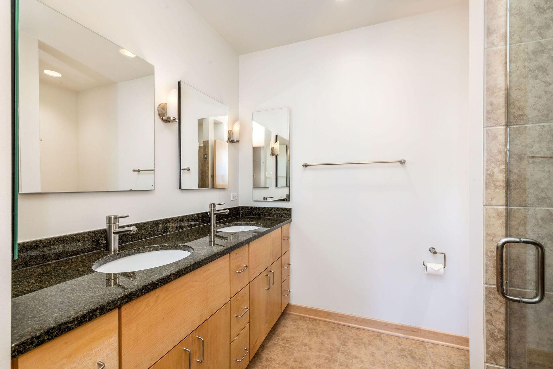 106 W Seeboth St 118