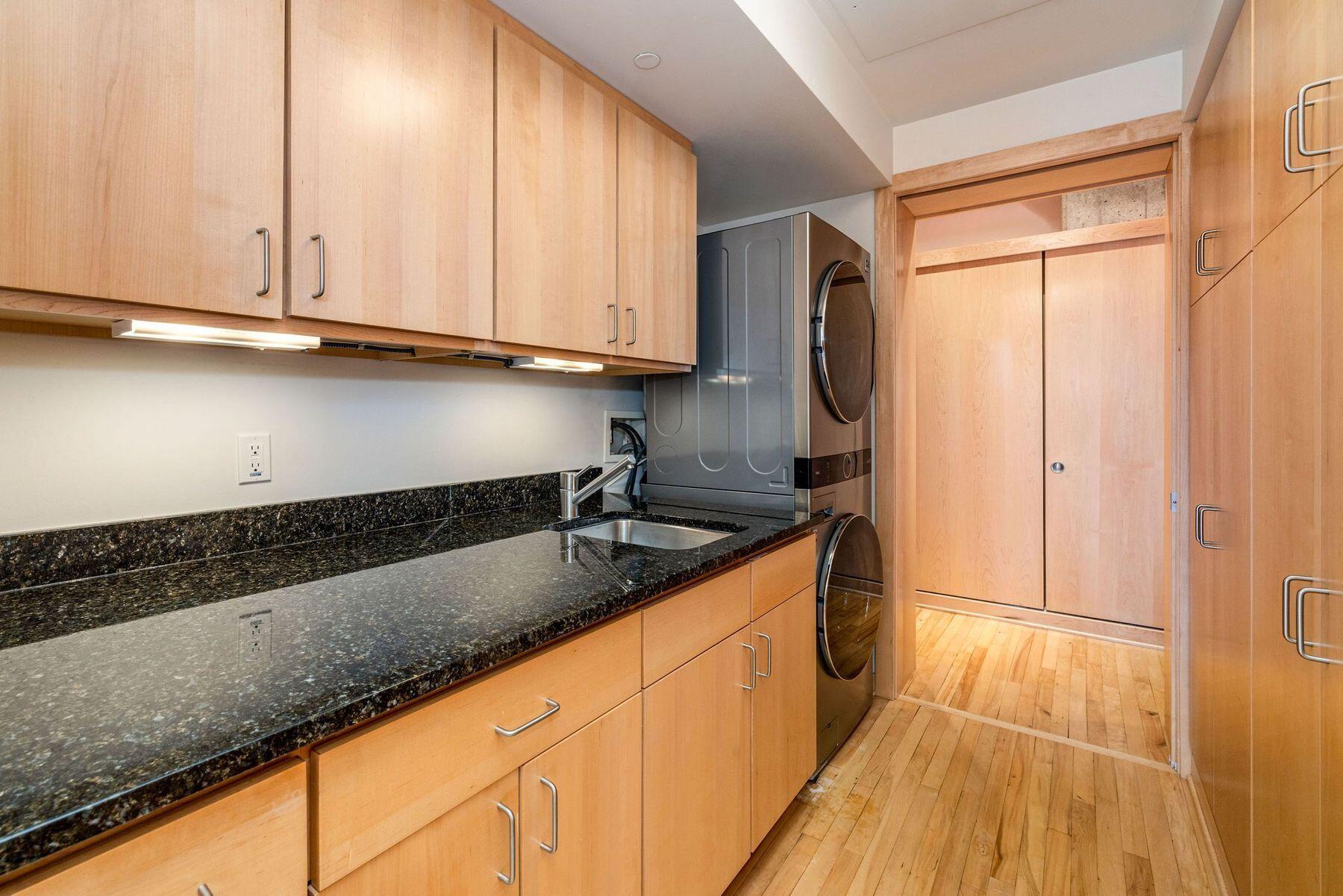106 W Seeboth St 118