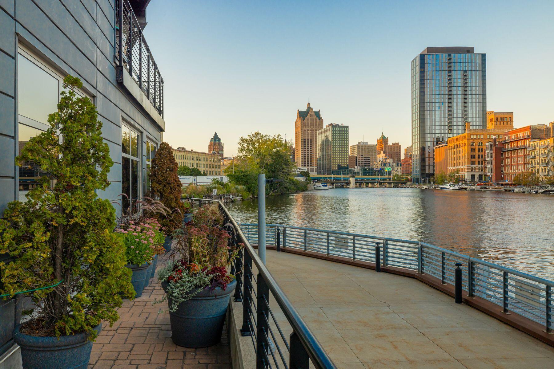 106 W Seeboth St 118