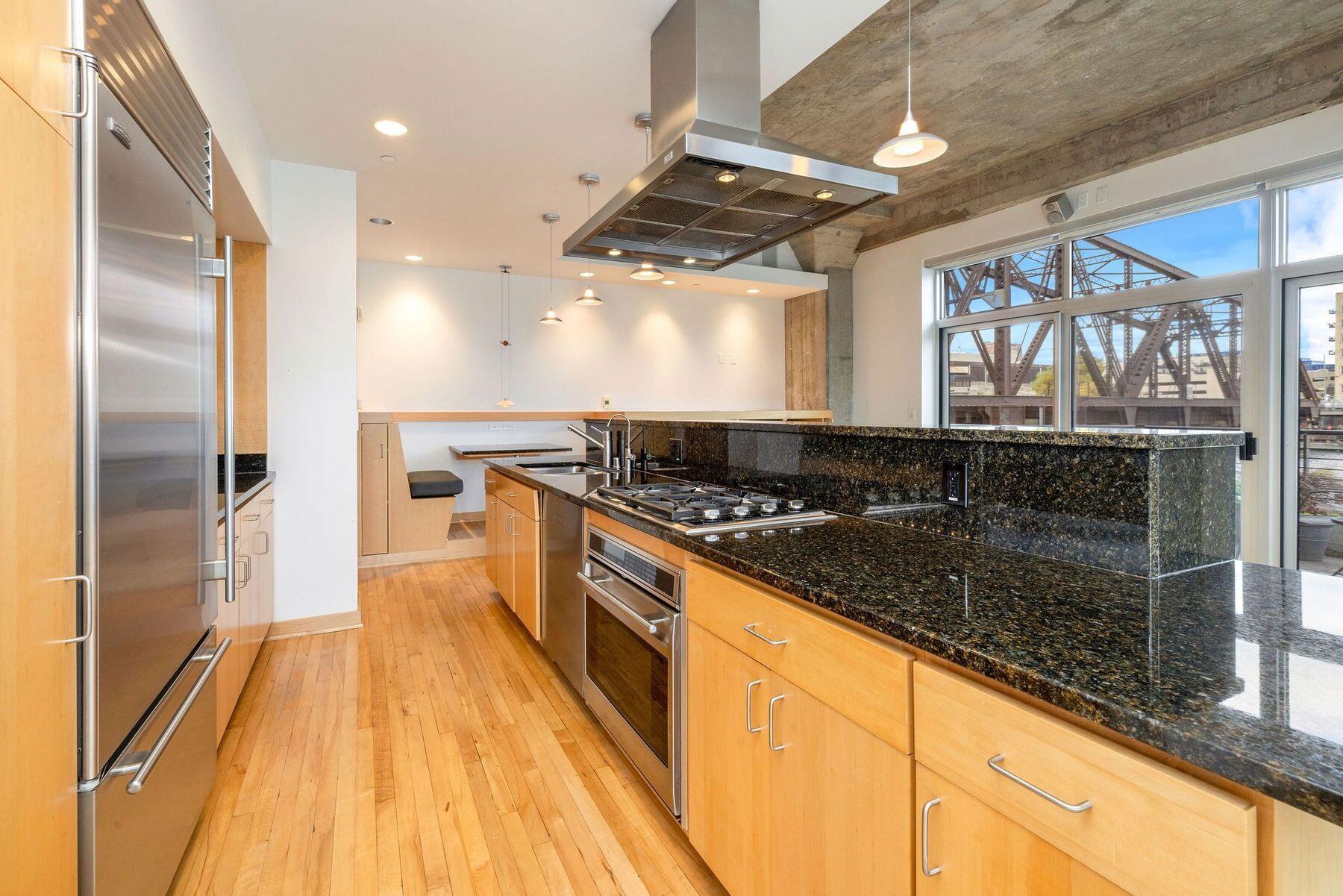 106 W Seeboth St 118