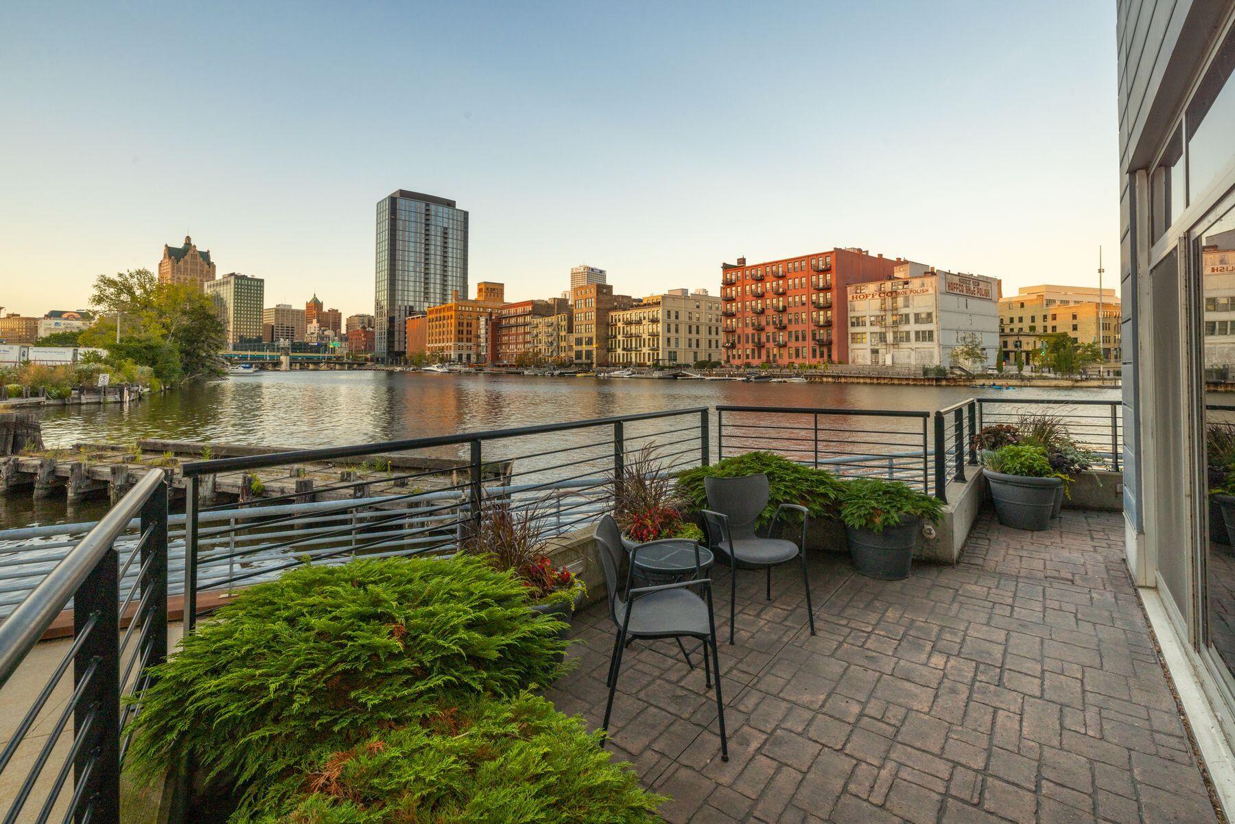 106 W Seeboth St 118