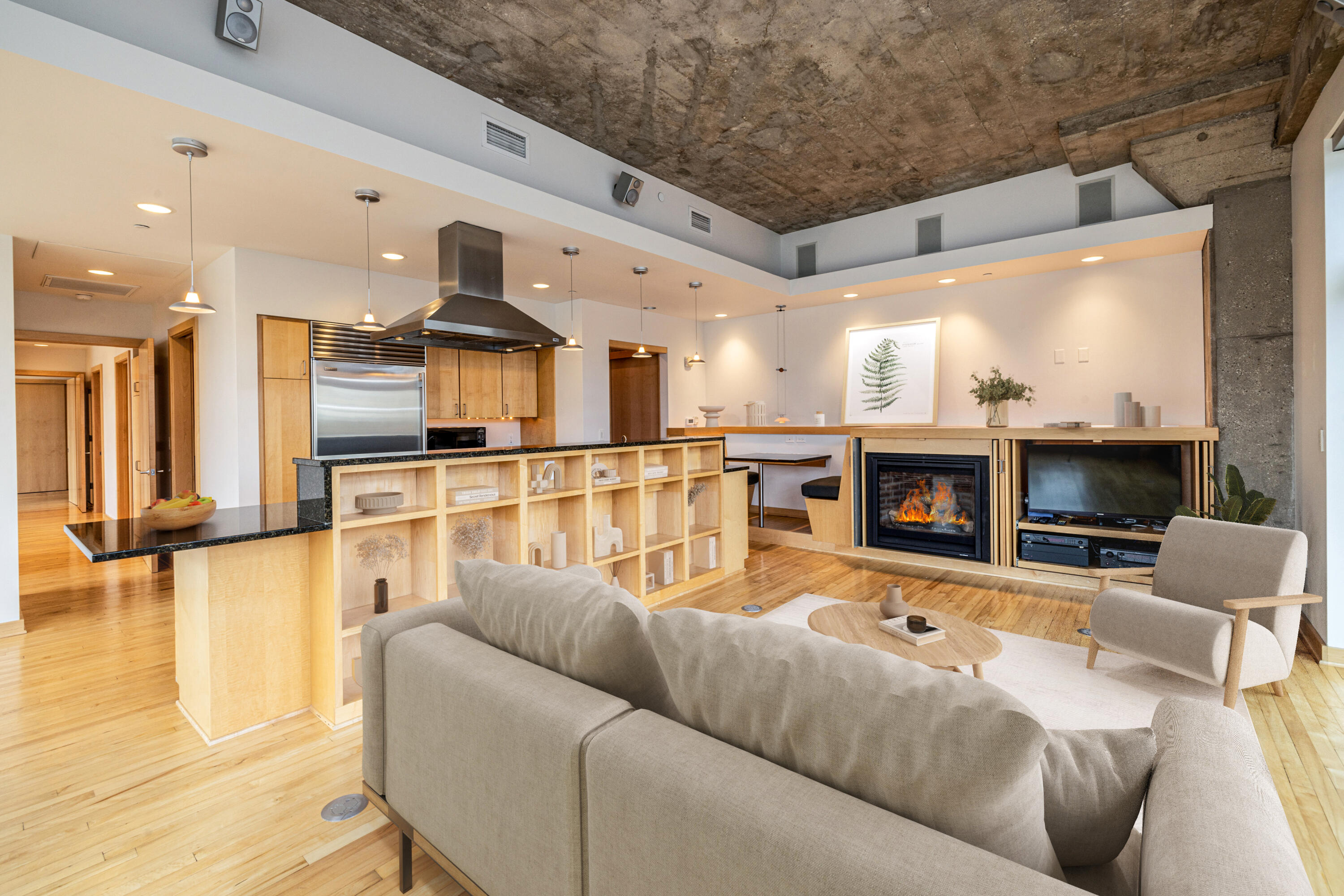 106 W Seeboth St 118