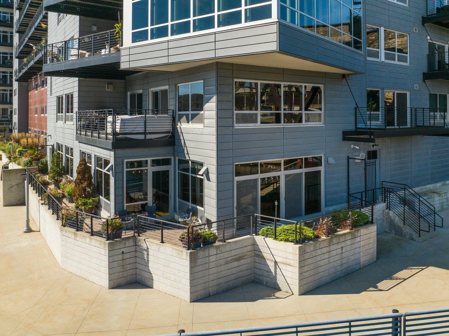 106 W Seeboth St 118