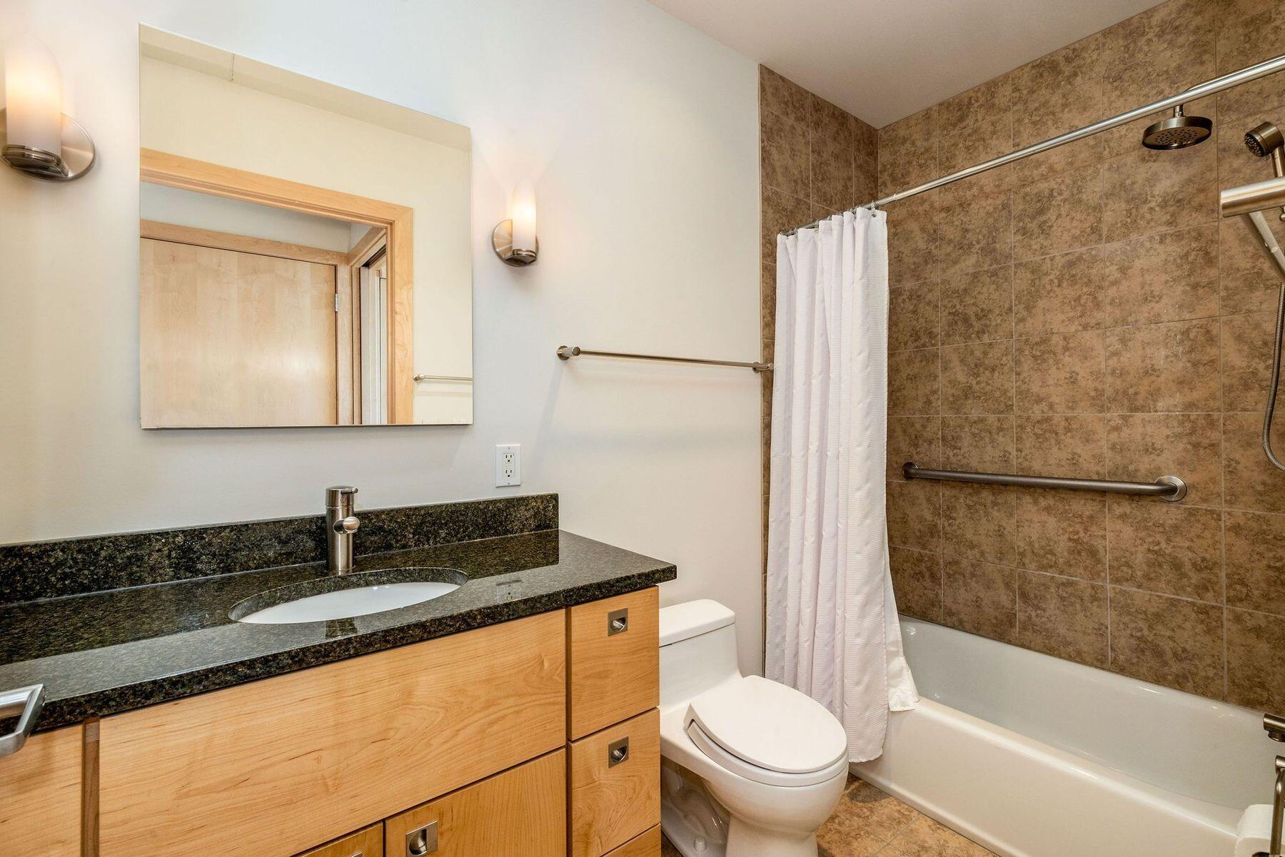 106 W Seeboth St 118