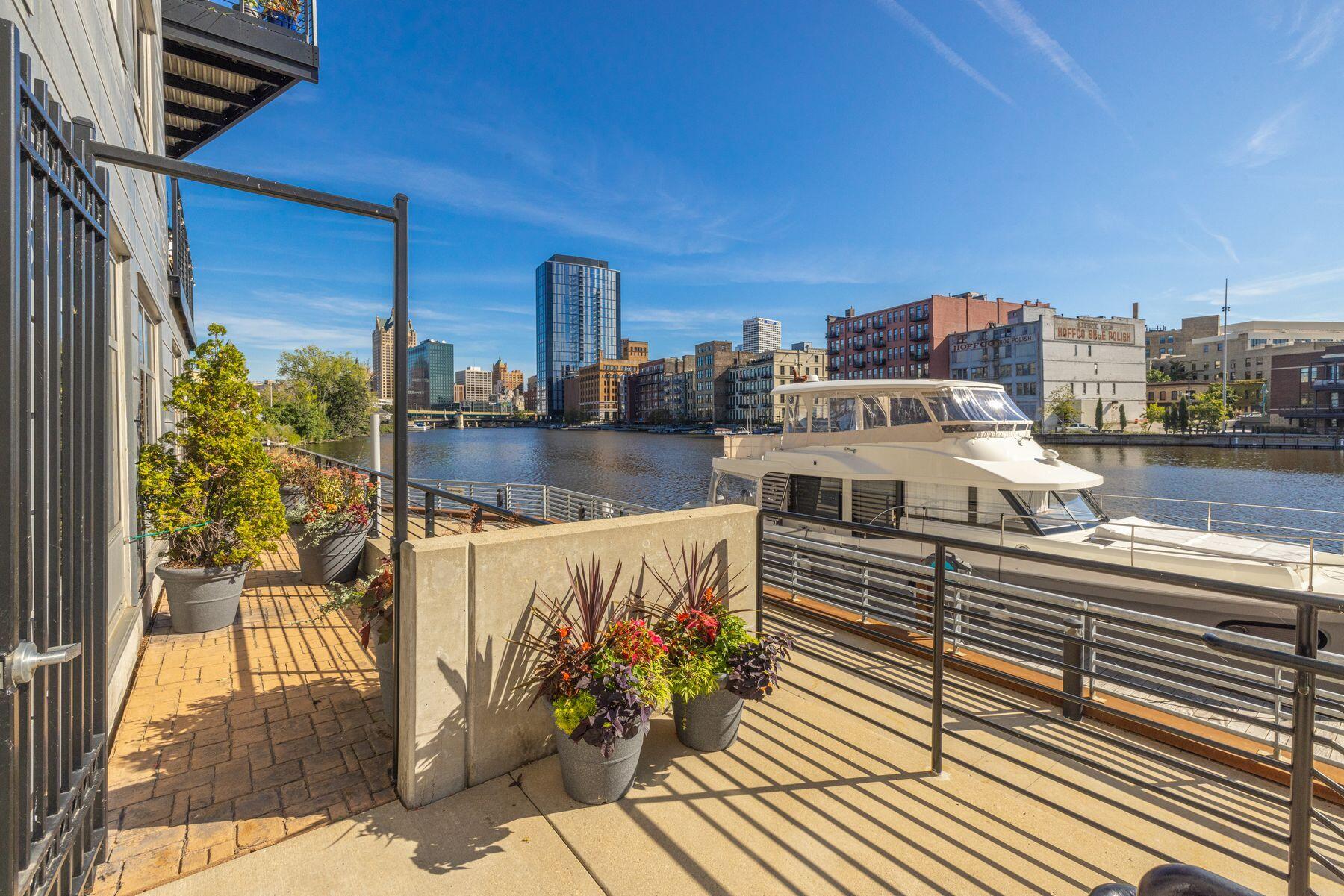 106 W Seeboth St 118