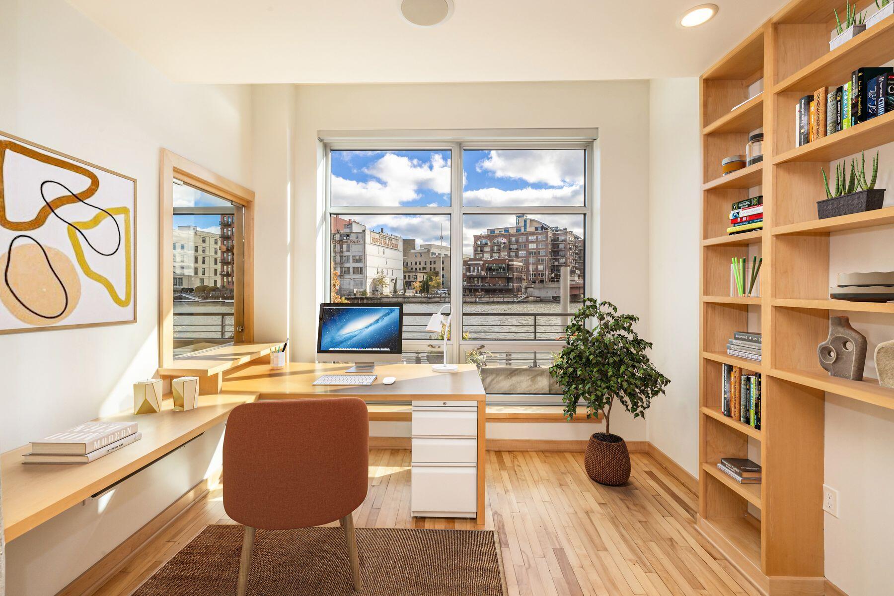 106 W Seeboth St 118