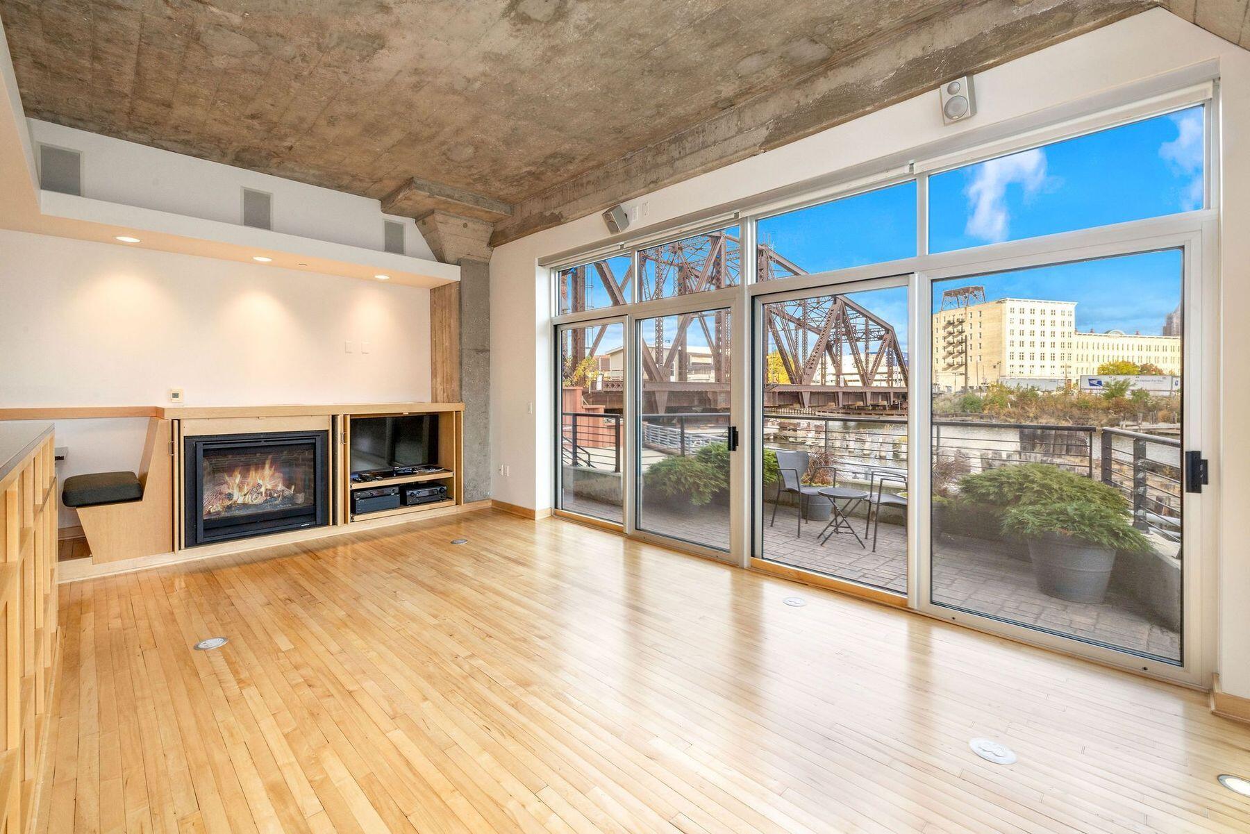 106 W Seeboth St 118
