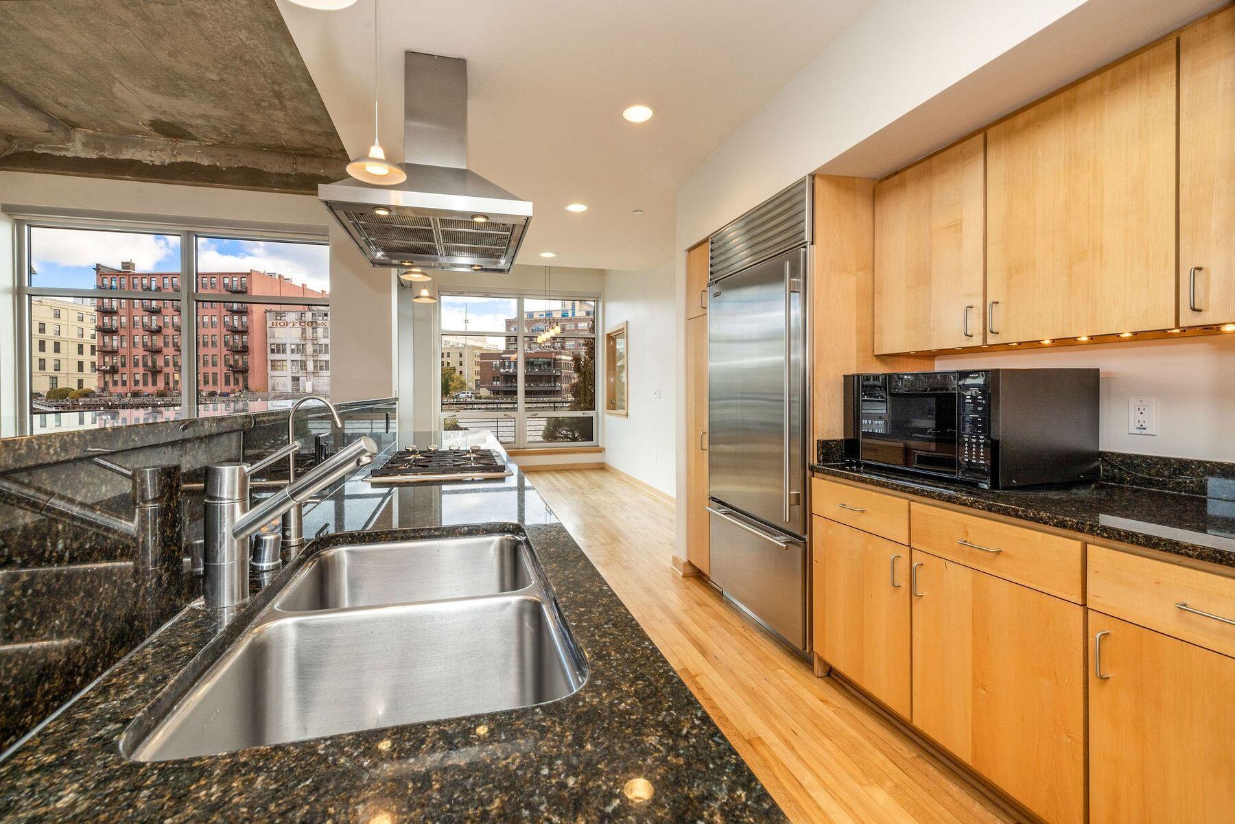 106 W Seeboth St 118